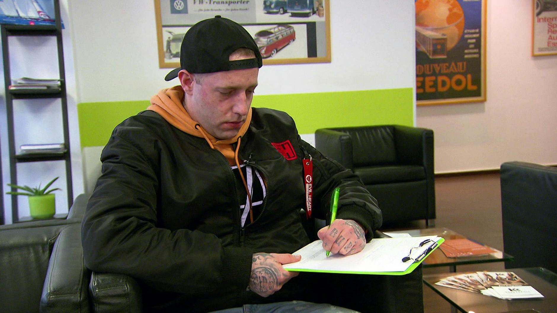 Beim Arzt muss Chris aus „Armes Deutschland“ zuerst einen Fragebogen ausfüllen. Bringt der Test auf Geschlechtskrankheiten seine Idee, Pornos zu drehen, ins Wanken?