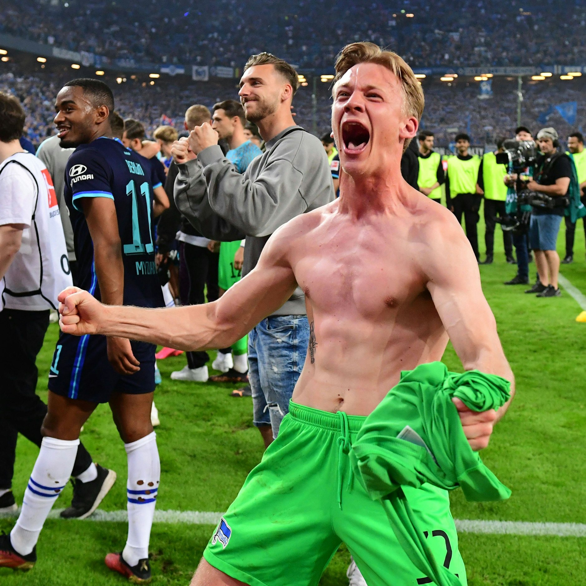 Torwart Oliver Christensen gibt nach der erfolgreichen Relegation beim HSV auch beim Feiern alles