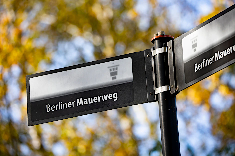 Hier geht’s lang – immer an der Wand lang: Solche Wegweiser begleiten den Mauer-Radweg.