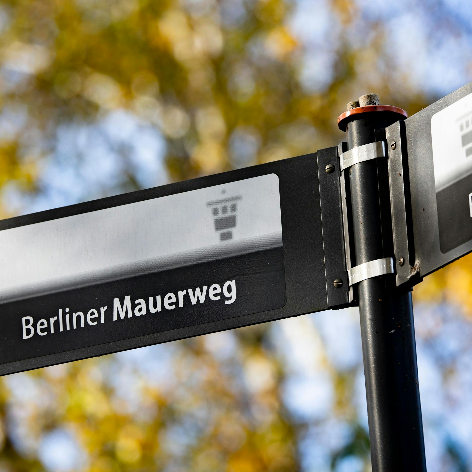 Image - Radeln auf Berlins Route der Erinnerung: „Das ist wie Schwerter zu Pflugscharen“