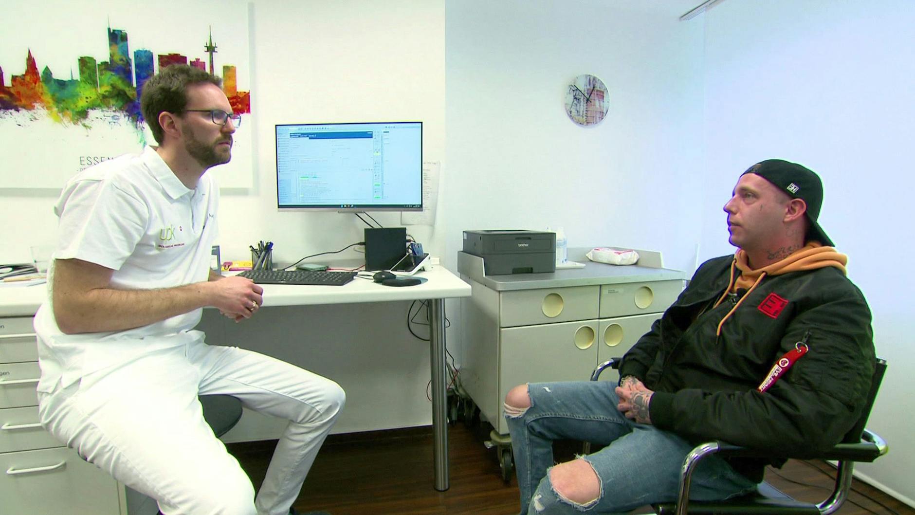 Chris aus „Armes Deutschland“ beim Arzt. Für seinen Job als Pornodarsteller muss er sich auf Geschlechtskrankheiten testen lassen.