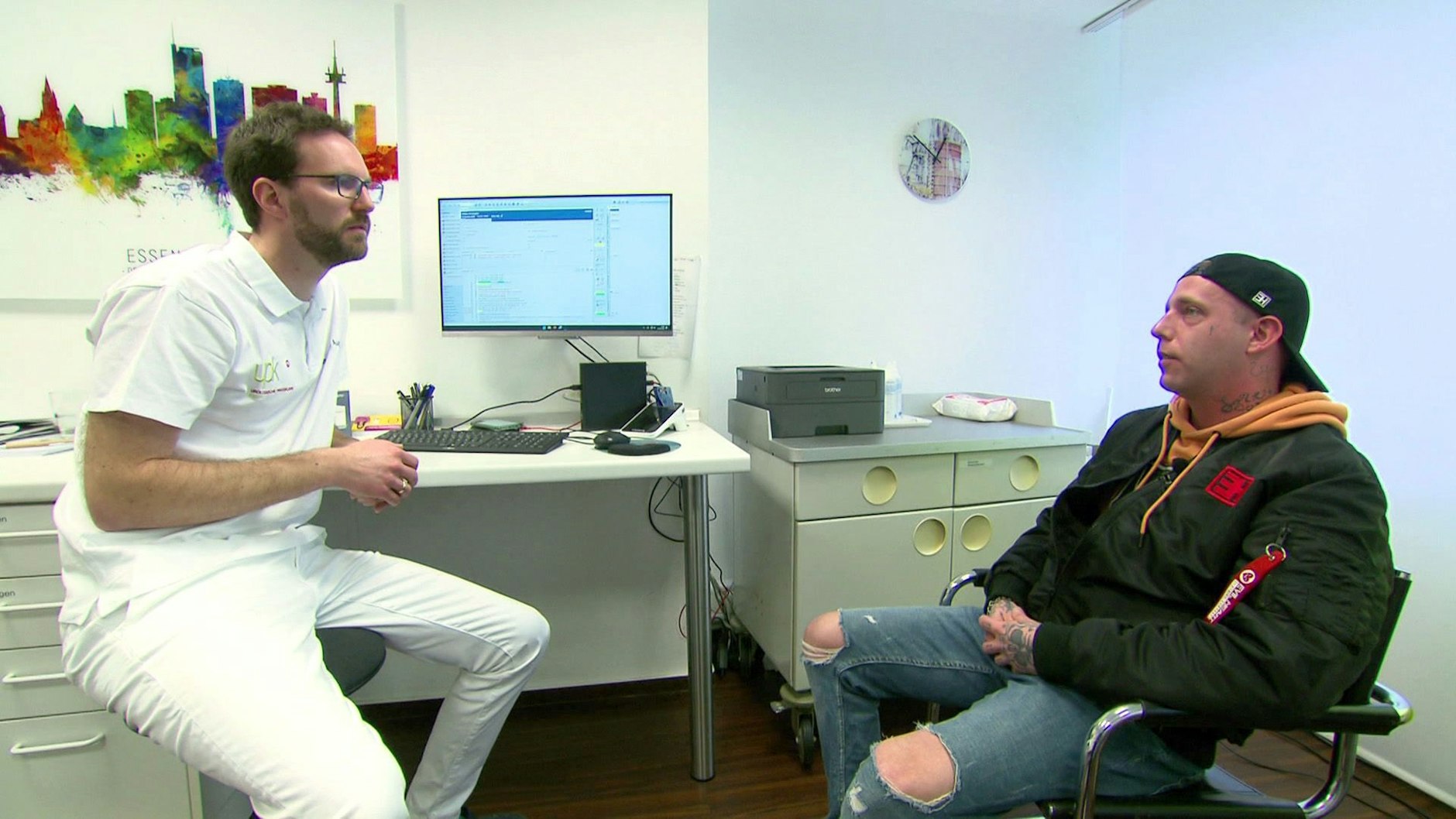 Chris aus „Armes Deutschland“ beim Arzt. Für seinen Job als Pornodarsteller muss er sich auf Geschlechtskrankheiten testen lassen.