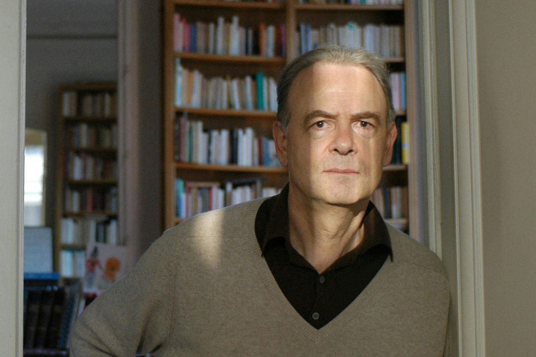 Der Literaturnobelpreisträger Patrick Modiano in seiner Wohnung in Paris
