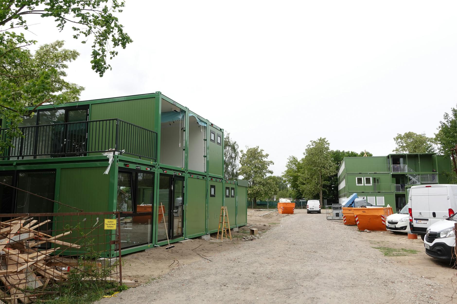 Die Wohncontainer für Flüchtlinge werden mitten in eine Kleingartenanlage gesetzt. Bis Juli soll die Anlage fertig gebaut sein.