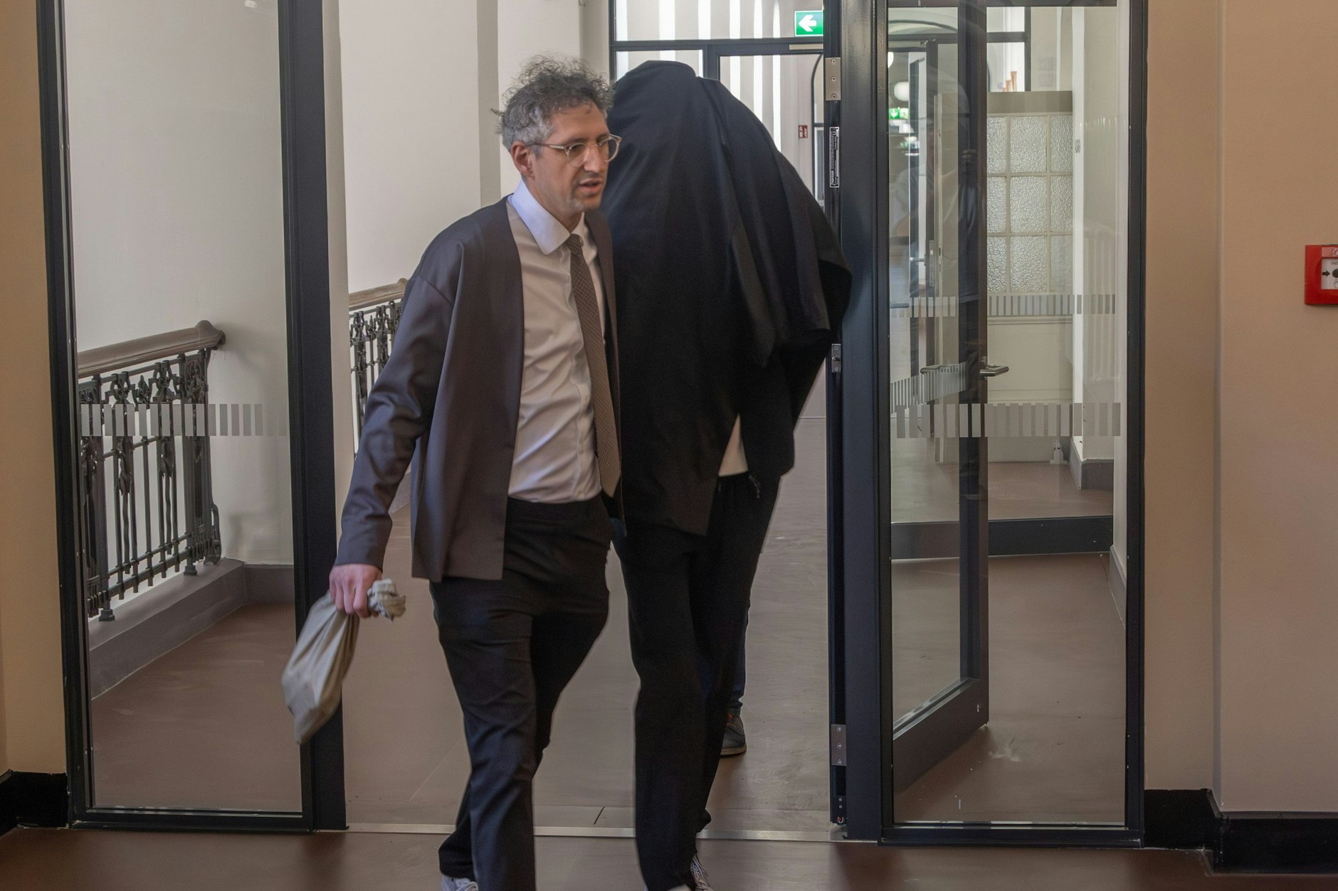 Der Angeklagte Marvin S. (38) unter der schwarzen Jacke mit seinem Verteidiger. (Archivbild)