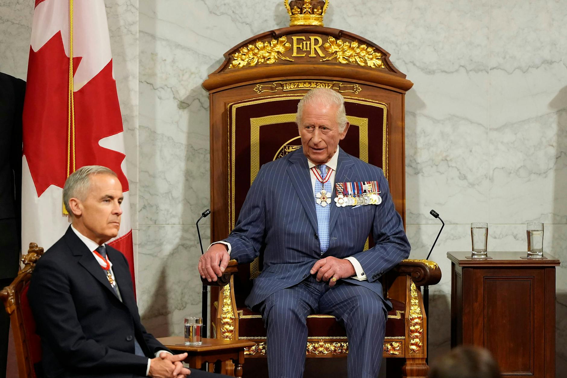 Ottawa: Kanadas Premierminister Mark Carney (links) schaut zu, als König Charles im Senat in Ottawa seine Thronrede hält.