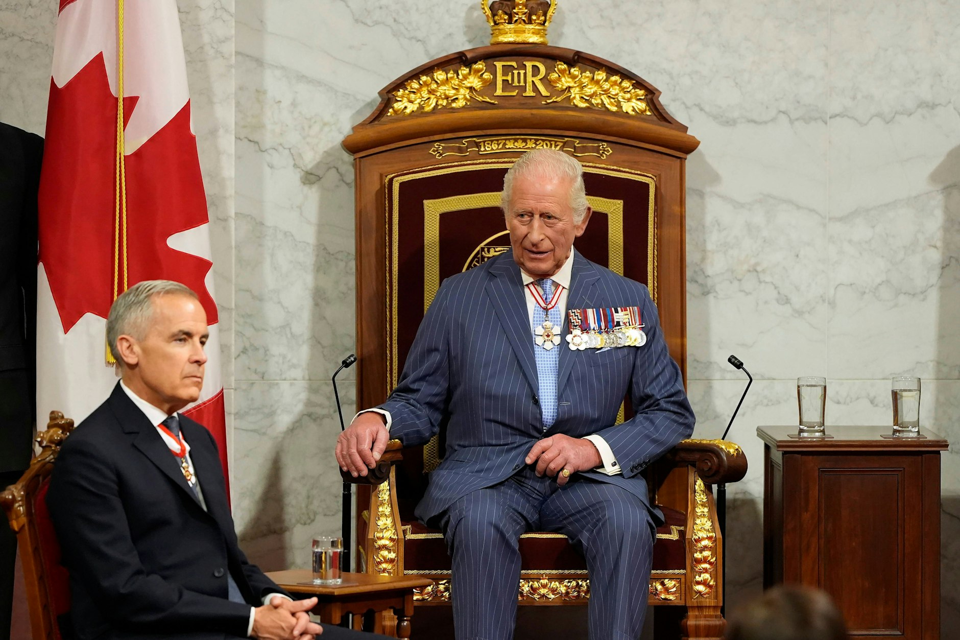 Ottawa: Kanadas Premierminister Mark Carney (links) schaut zu, als König Charles im Senat in Ottawa seine Thronrede hält.