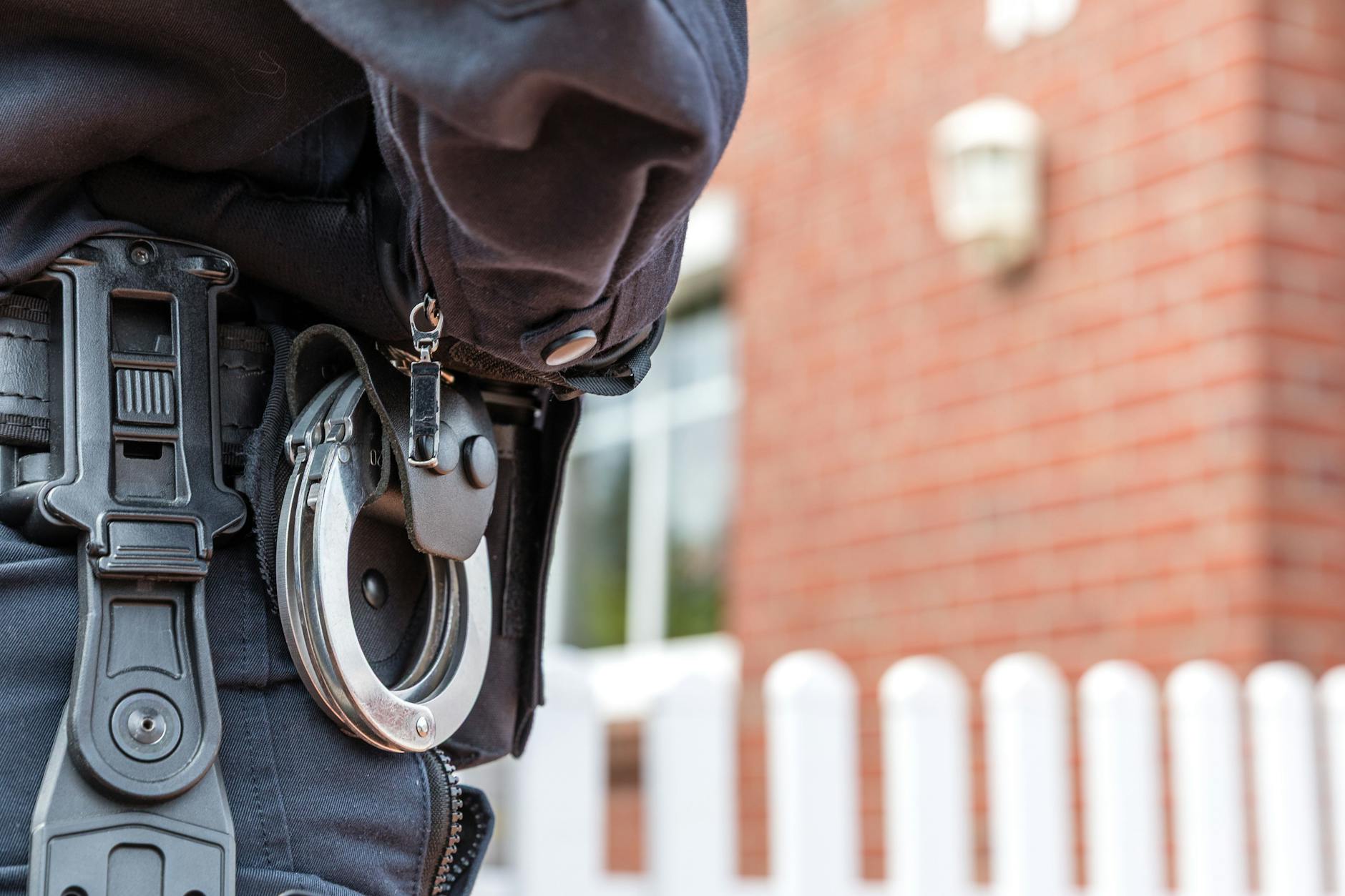 Ein Brandenburger Polizist bei einem Großeinsatz (Symbolbild)