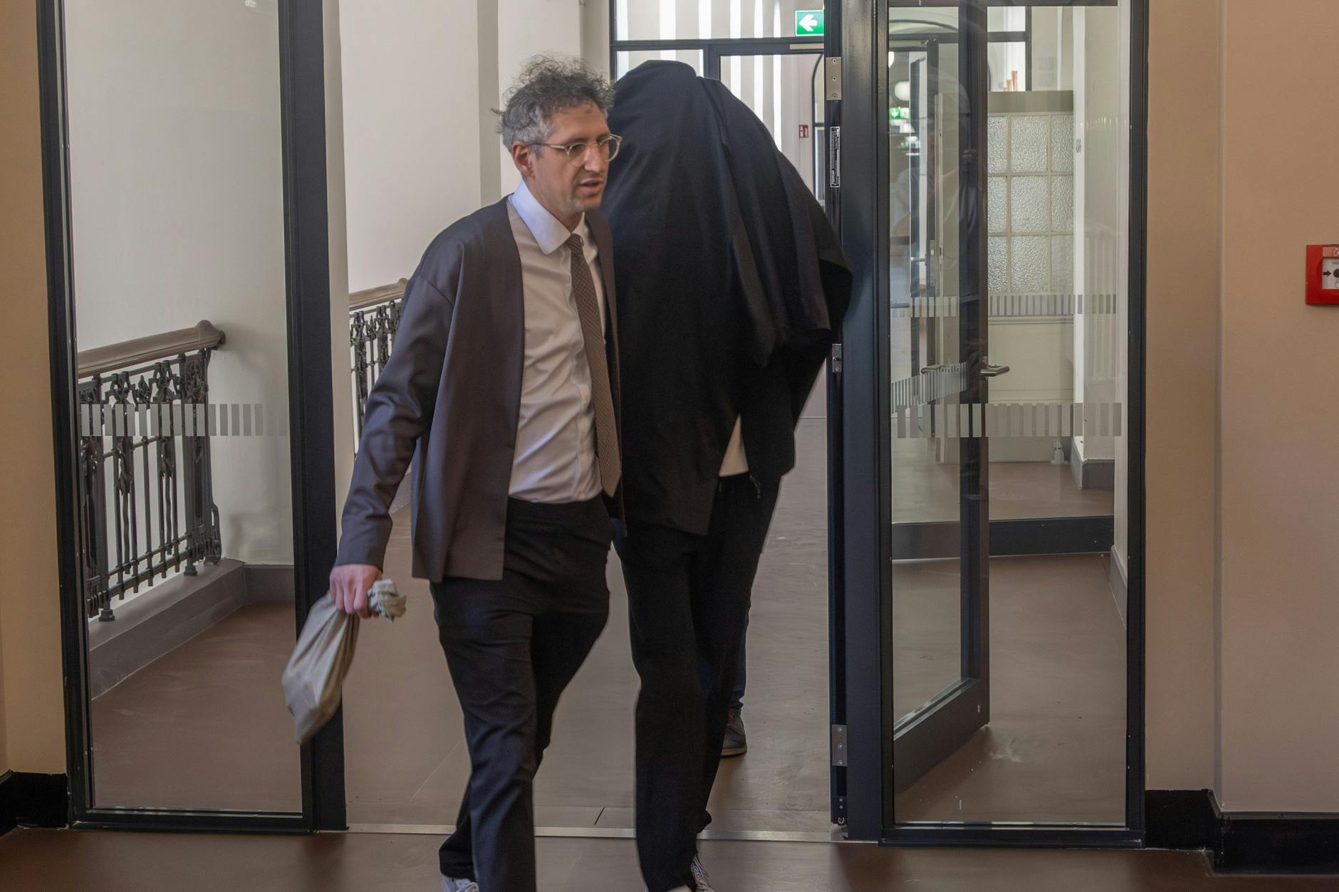 Marvin S. (r.) wird zu Prozessbeginn in den Saal geführt. Da ist er noch ein freier Mann.