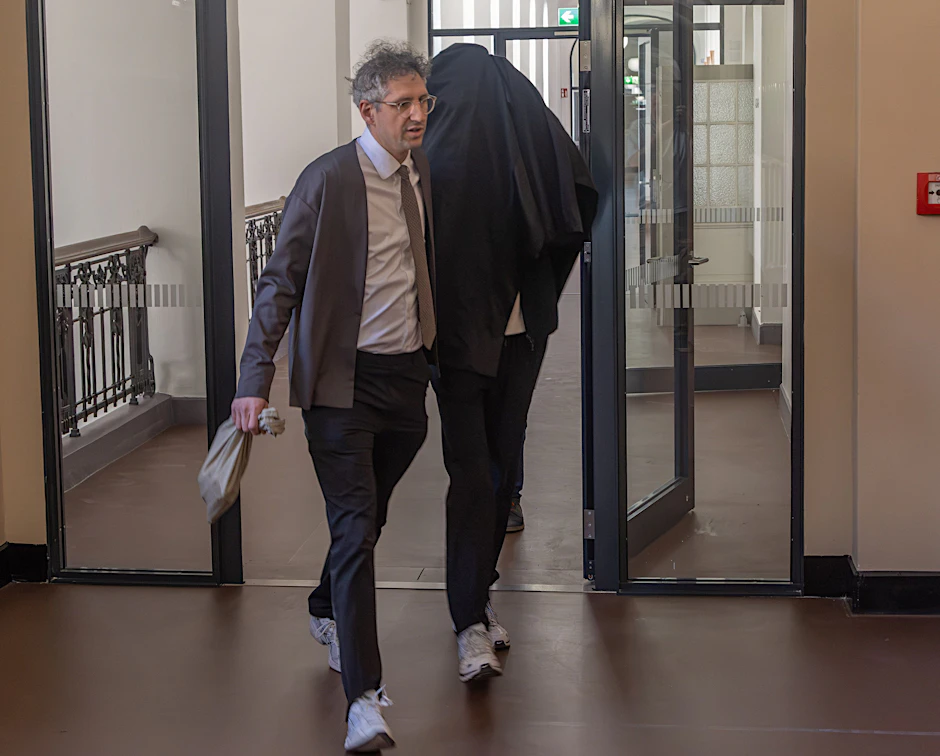 Marvin S. (r.) wird zu Prozessbeginn in den Saal geführt. Da ist er noch ein freier Mann.