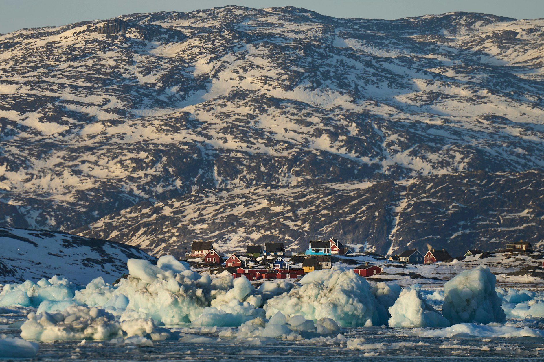 Grönland: Eisbrocken bewegen sich durch das Meer auf der Insel Qoornoq in der Nähe von Nuuk. 