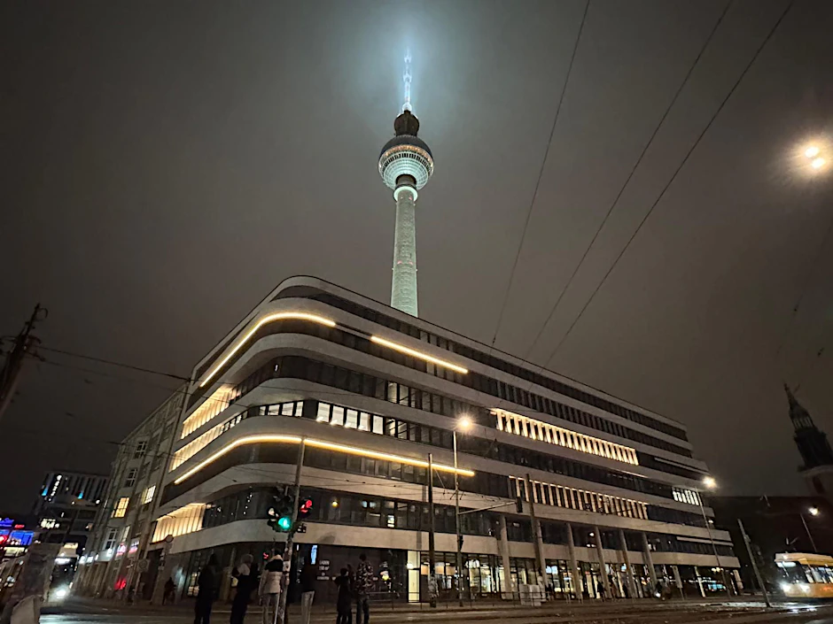 Der moderne Midtown Office Hub entfaltet seine Wirkung auch bei Nacht: Das Gebäude bietet nicht nur moderne Arbeitswelten, sondern auch viel Raum für Entspannung und kulinarischen Genuss.