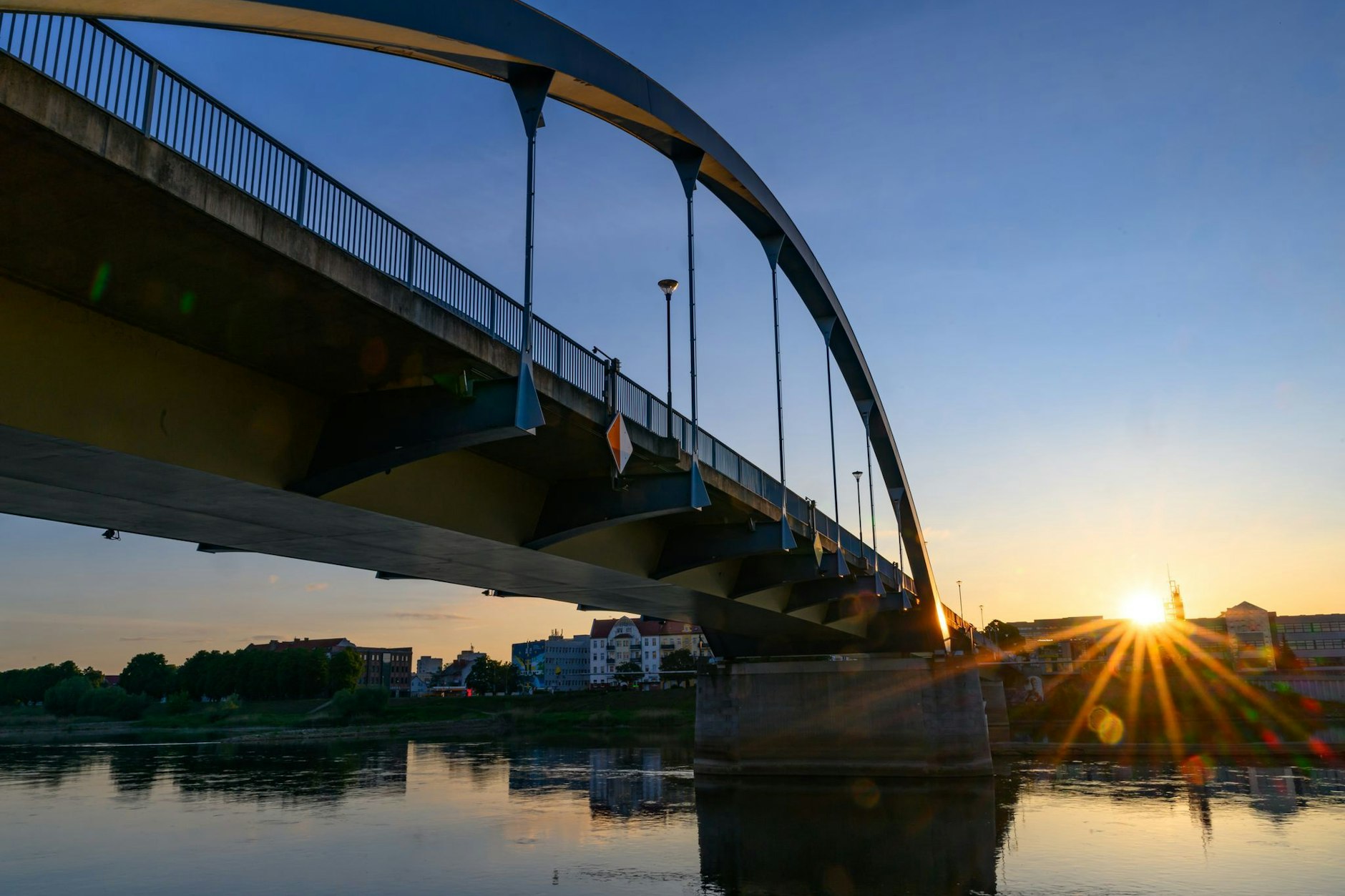 Grenzübergang nach Polen in Frankfurt/Oder. Mit gefälschten Nummernschildern schafften die Diebe die Autos ins Nachbarland.