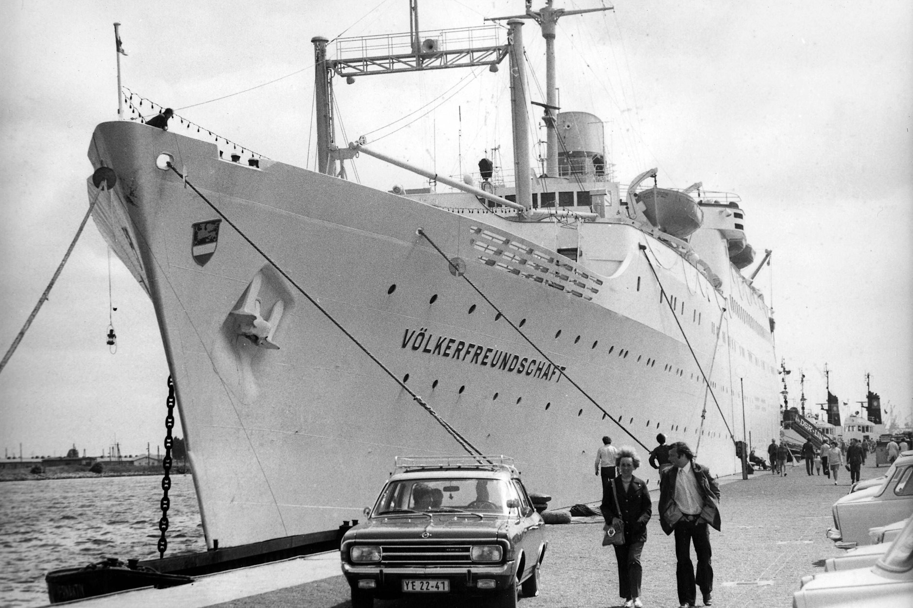 Die Völkerfreundschaft war das Traumschiff der DDR. Heute liegt das Schiff unter dem Namen Astoria in Rotterdam, soll im Juni versteigert werden.