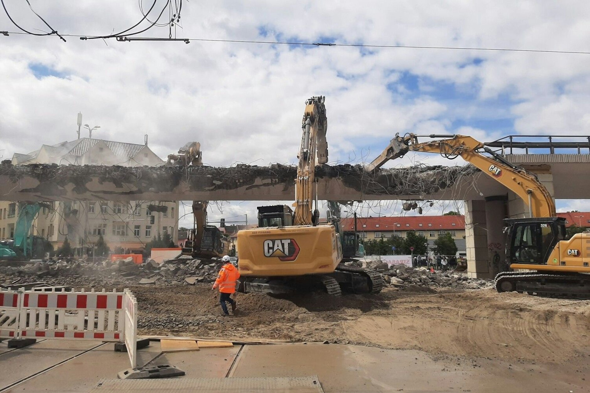 Bagger reißen die marode Wuhlheide-Brücke ab