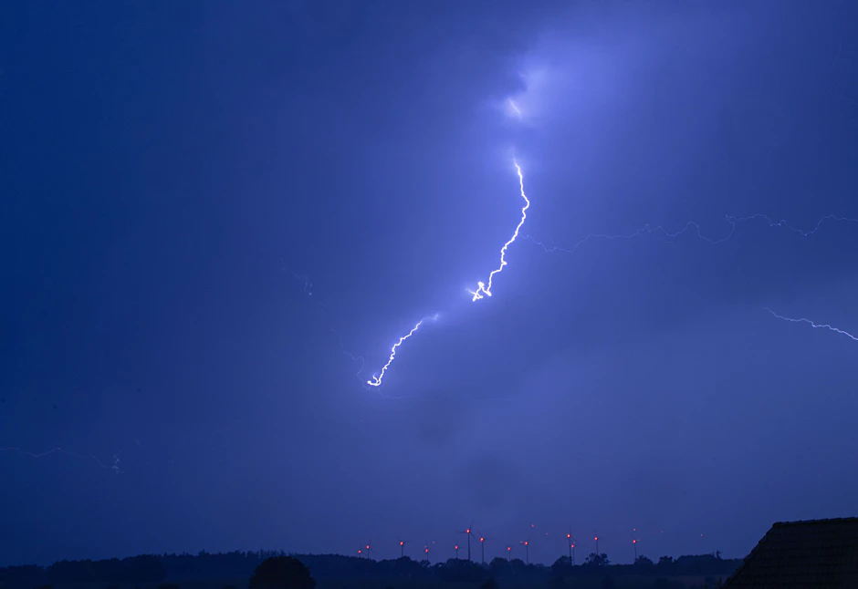 Sieben Menschen sind in Mecklenburg-Vorpommern bei einem Blitzeinschlag verletzt worden.