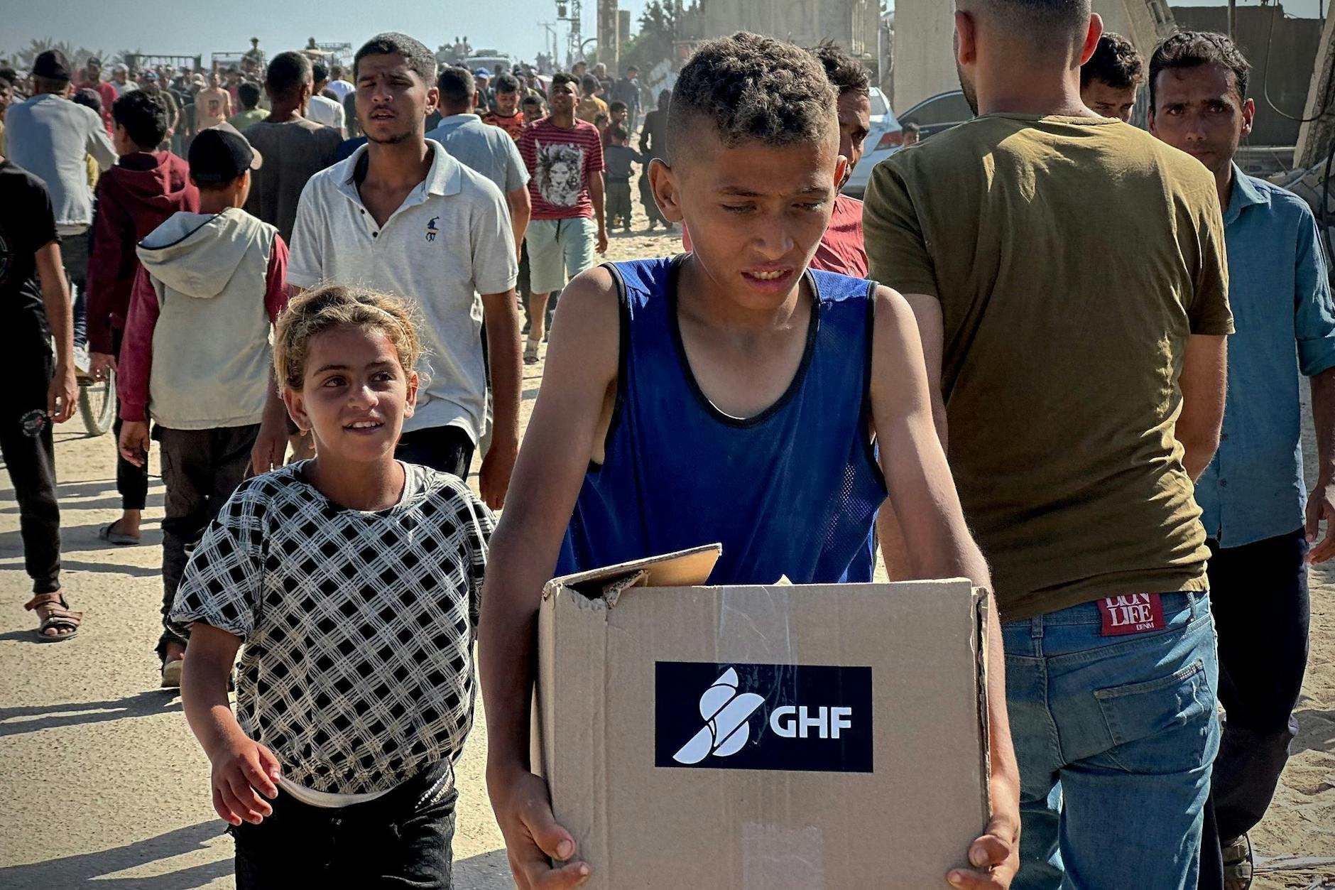 Palästinenser, die Hilfe suchen, versammeln sich in der Nähe einer Hilfsgüterverteilungsstelle der von den USA unterstützten Gaza Humanitarian Foundation (GHF) in Rafah im südlichen Gazastreifen.