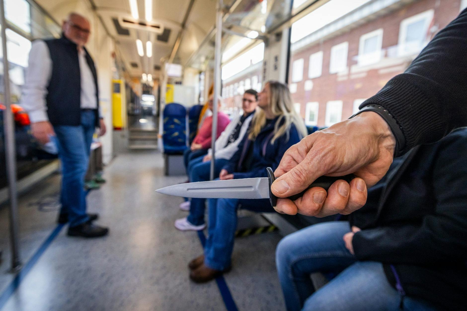 Immer wieder kommt es an öffentlichen Orten zu brutalen Messer-Attacken. Inzwischen werden auch die Rufe nach Messerverboten immer lauter.