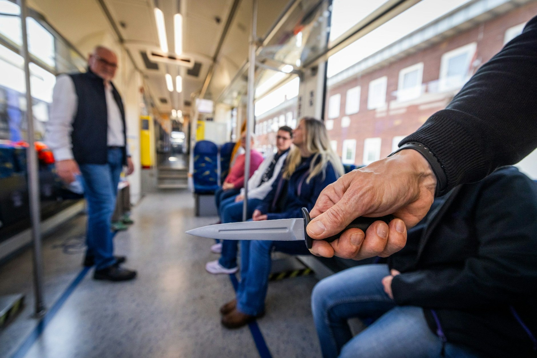In Berlin kommt es wieder in den Öffis und auf Bahnhöfen zu Messerattacken. Ab Mitte Juli soll das Mitführen von Messer verboten werden.