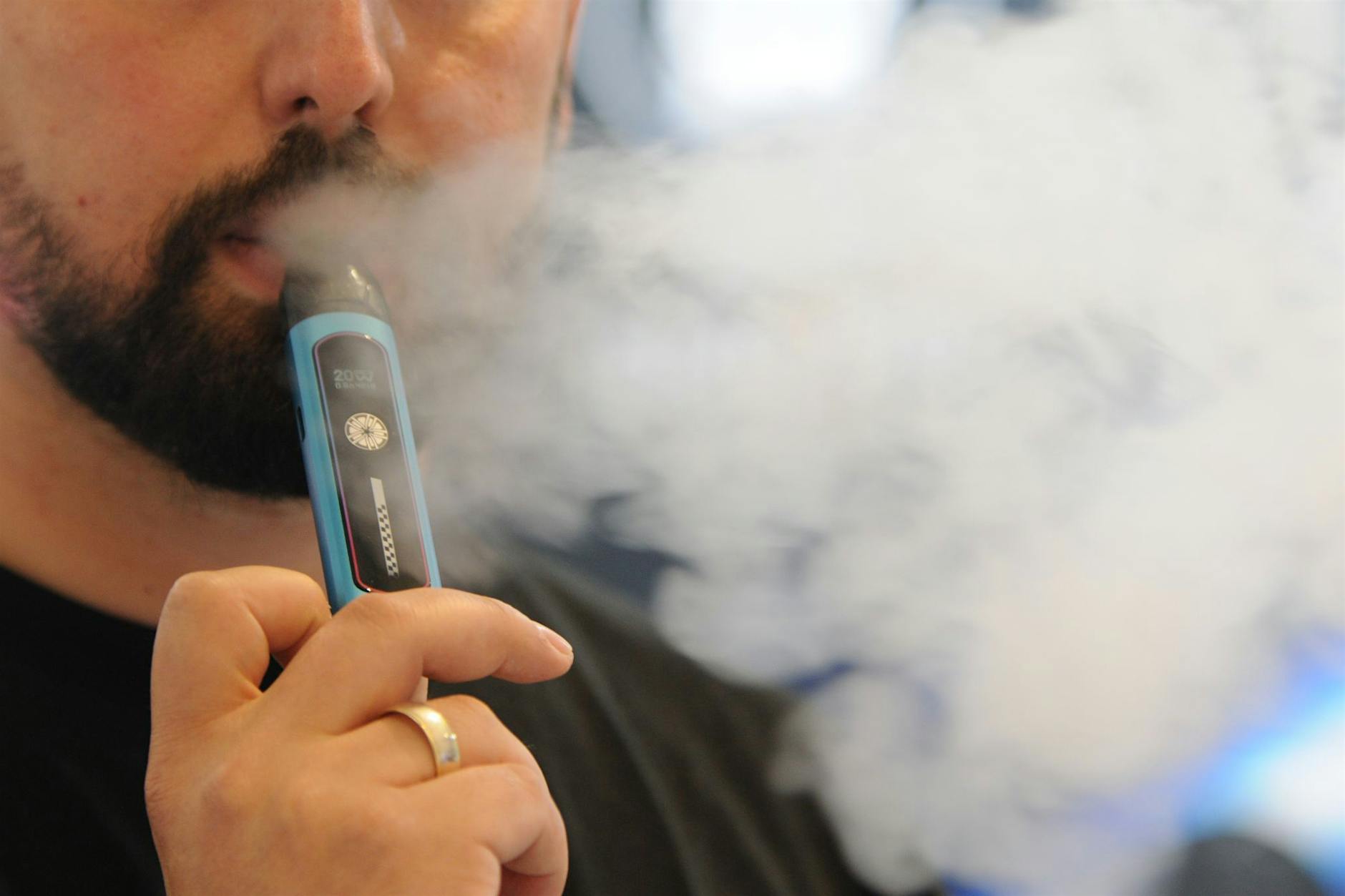 Schluss mit Wegwerf-E-Zigaretten: Hier sind Vapes ab Sonntag verboten!