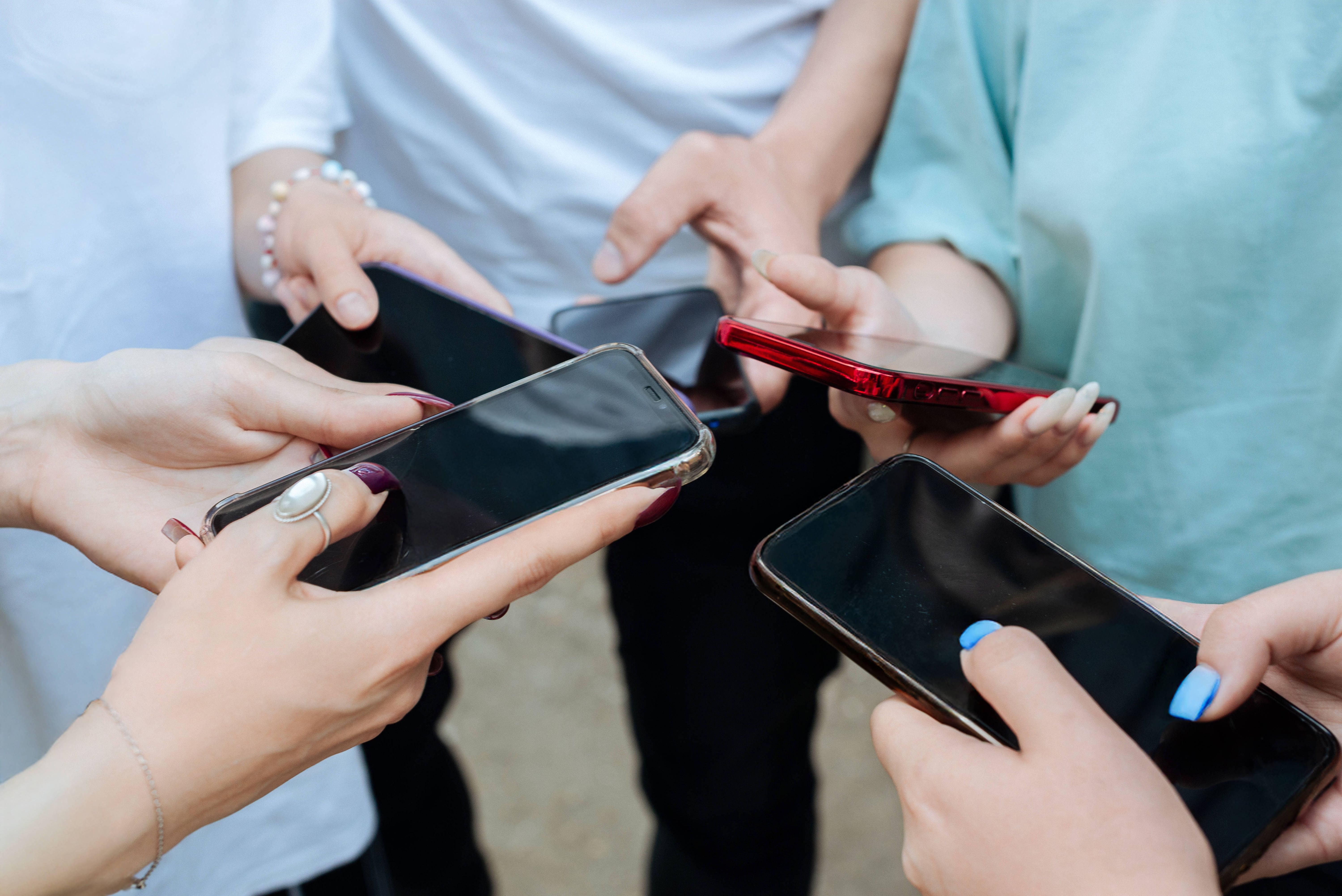 TikTok, Instagram und Facebook: So abhängig sind junge Menschen von Social Media