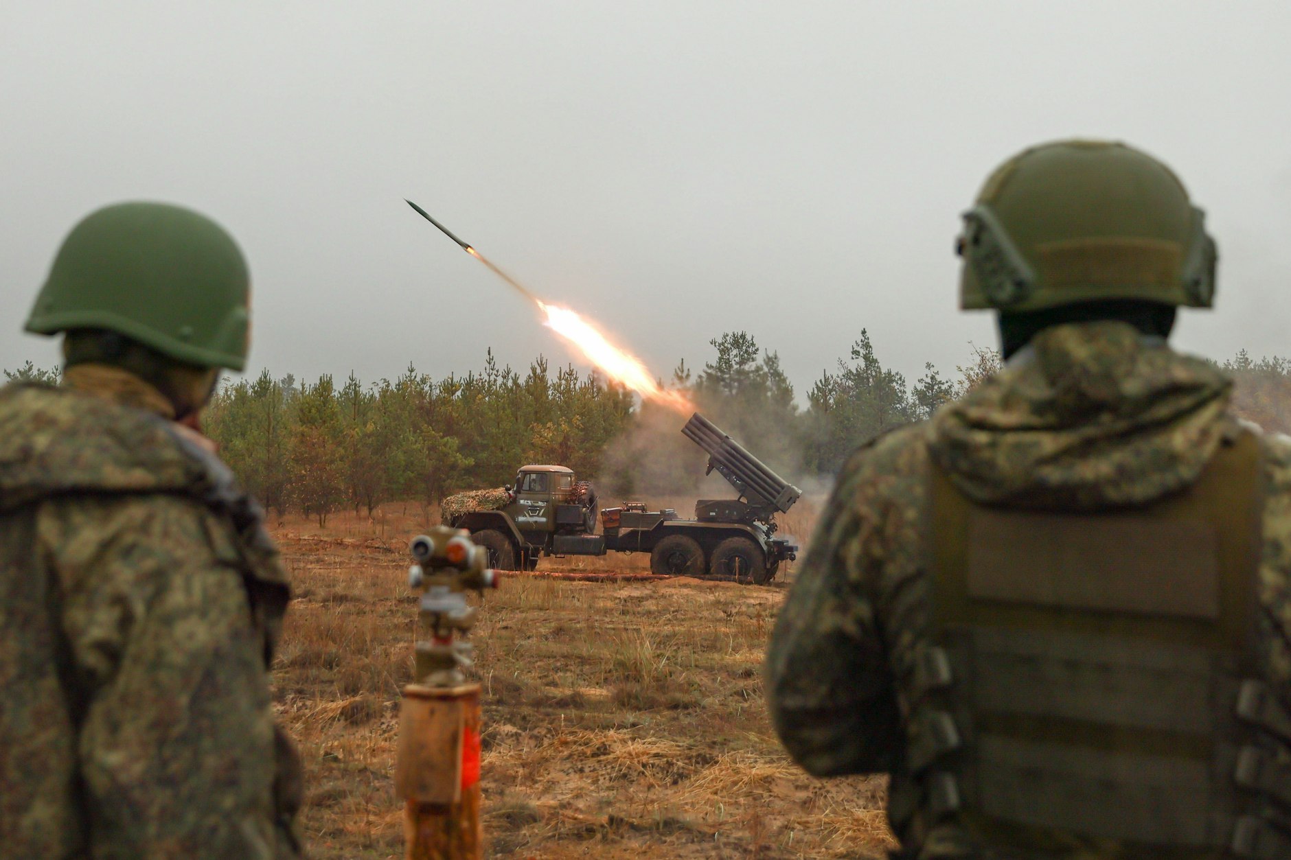 Ein BM-21-Mehrfachraketenwerfer feuert im Sektor Krasny Liman Salven ab.