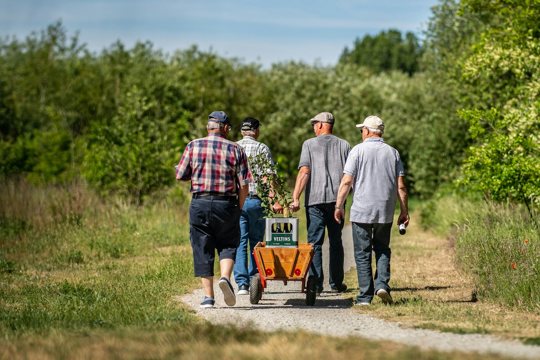 Bier und beste Laune – so sieht für viele Berliner der perfekte Vatertag aus. Doch bei aller Feierfreude gilt: Wer zu sehr über die Stränge schlägt, riskiert womöglich den Versicherungsschutz.