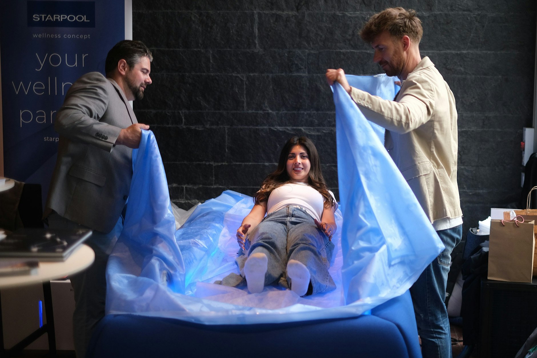 Eine Besucherin probiert eine Kältetherapie auf der Summit Longevity Messe im Café Moskau.