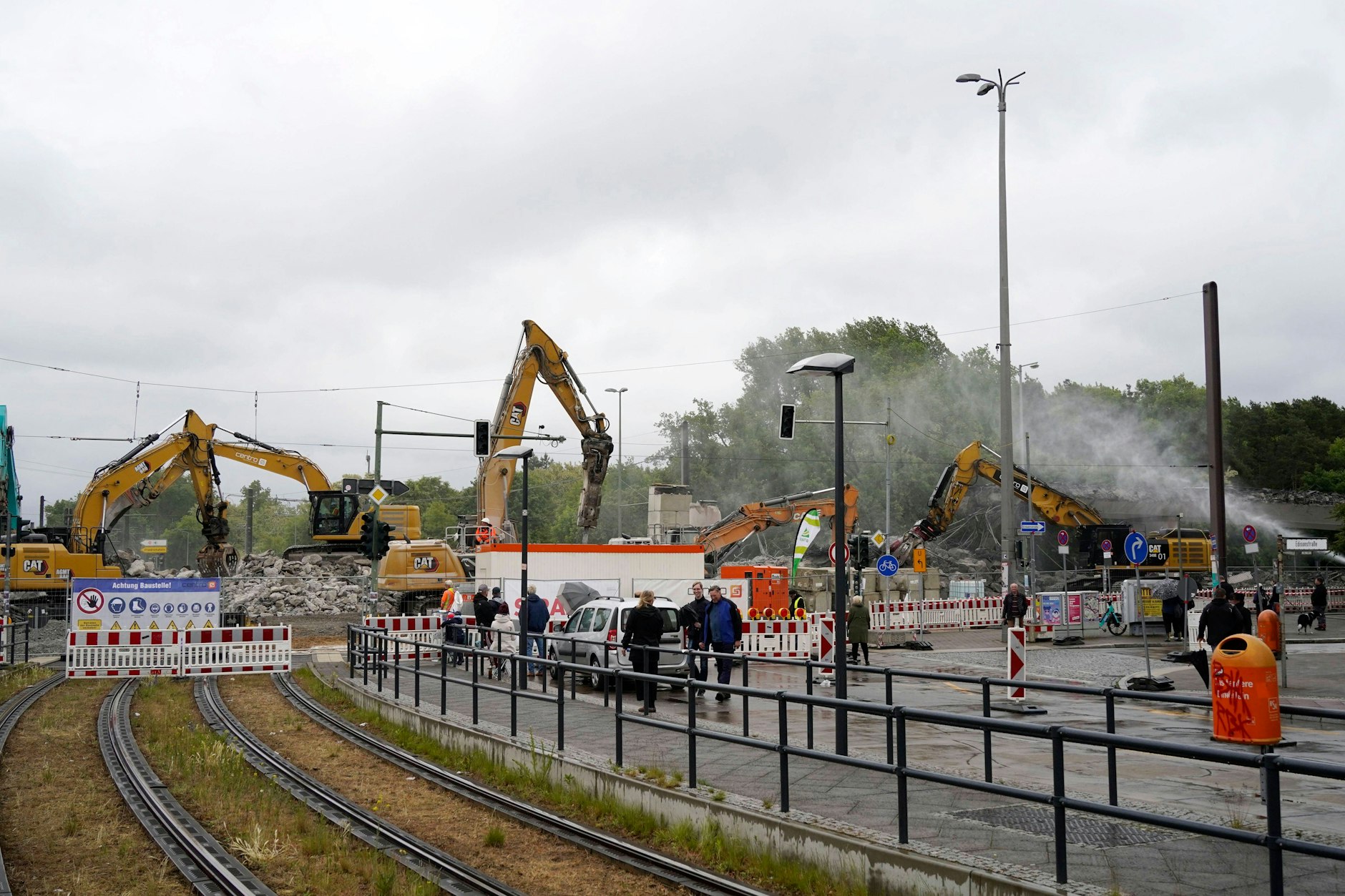 Die Abrissbaustelle in Oberschöneweide: Noch bis vor Kurzem führte eine Hochstraße über die Kreuzung Treskowallee/ Rummelsburger Straße/ Edisonstraße/ An der Wuhlheide. Inzwischen ist das erst 1989 für den Verkehr freigegebene Spannbetonbauwerk größtenteils verschwunden.