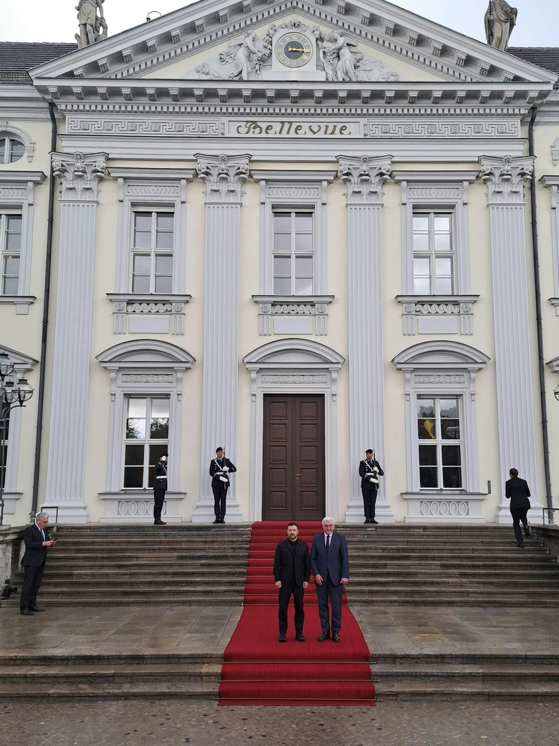Selenskyj wurde am Nachmittag von Bundespräsident Frank-Walter Steinmeier im Schloss Bellevue empfangen.