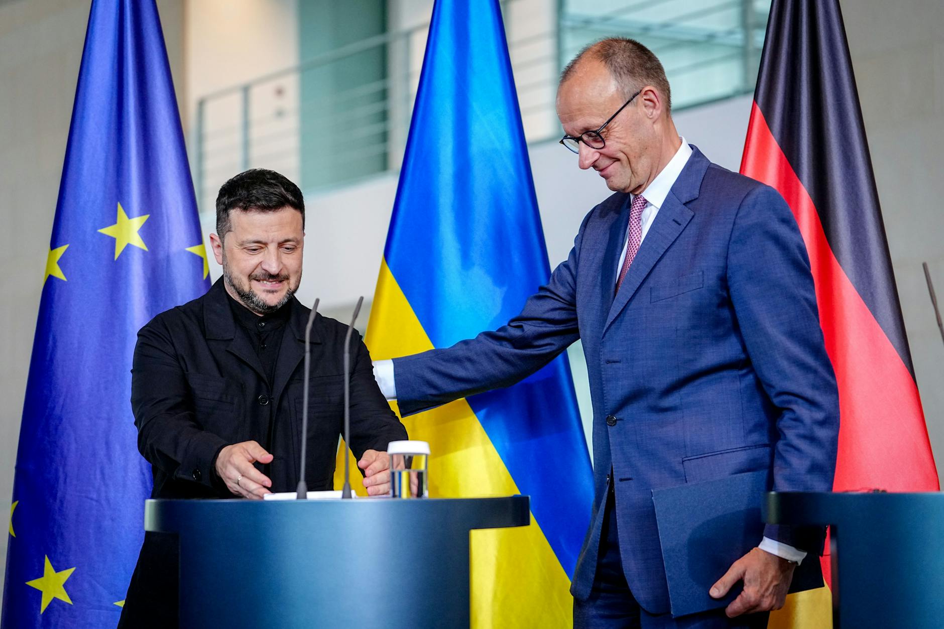 28.05.2025, Berlin: Wolodymyr Selenskyj (l), Präsident der Ukraine, und Bundeskanzler Friedrich Merz (CDU) verlassen im Bundeskanzleramt nach einem Treffen die Pressekonferenz.
