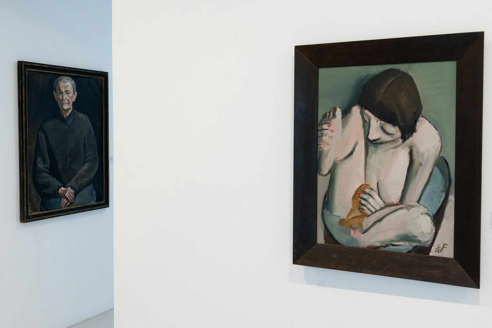 Blick in die Ausstellung im Dieselkraftwerk Cottbus. Vorn: „Sich waschender Akt“ von Lutz Friedel