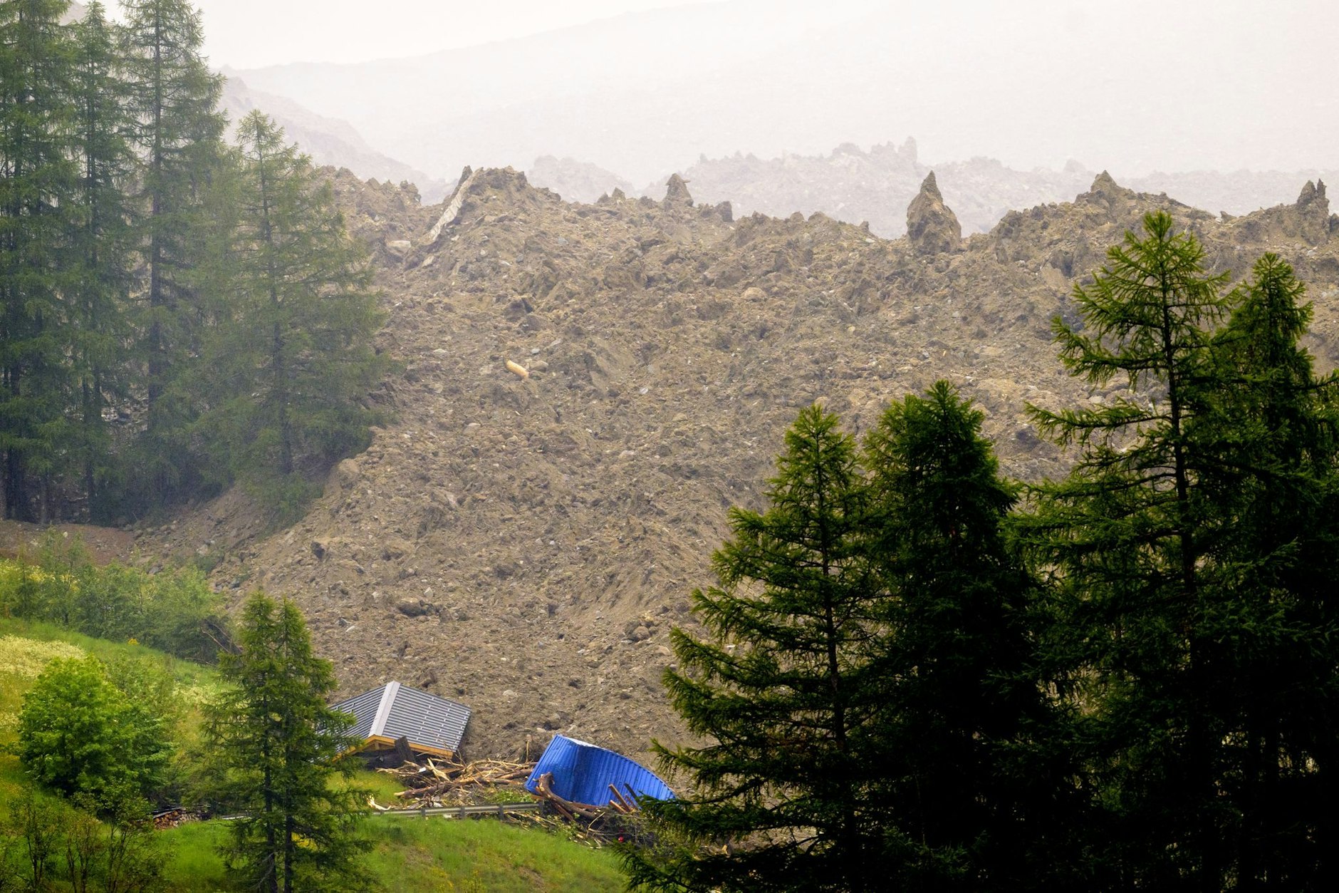 Eine große Lawine mit einem Gemisch aus Eis, Fels, Schnee und Wasser erreicht den Talboden in Wiler, nachdem der Birchgletscher oberhalb von Blatten, Schweiz, am Mittwoch, 28. Mai 2025, abgebrochen ist.