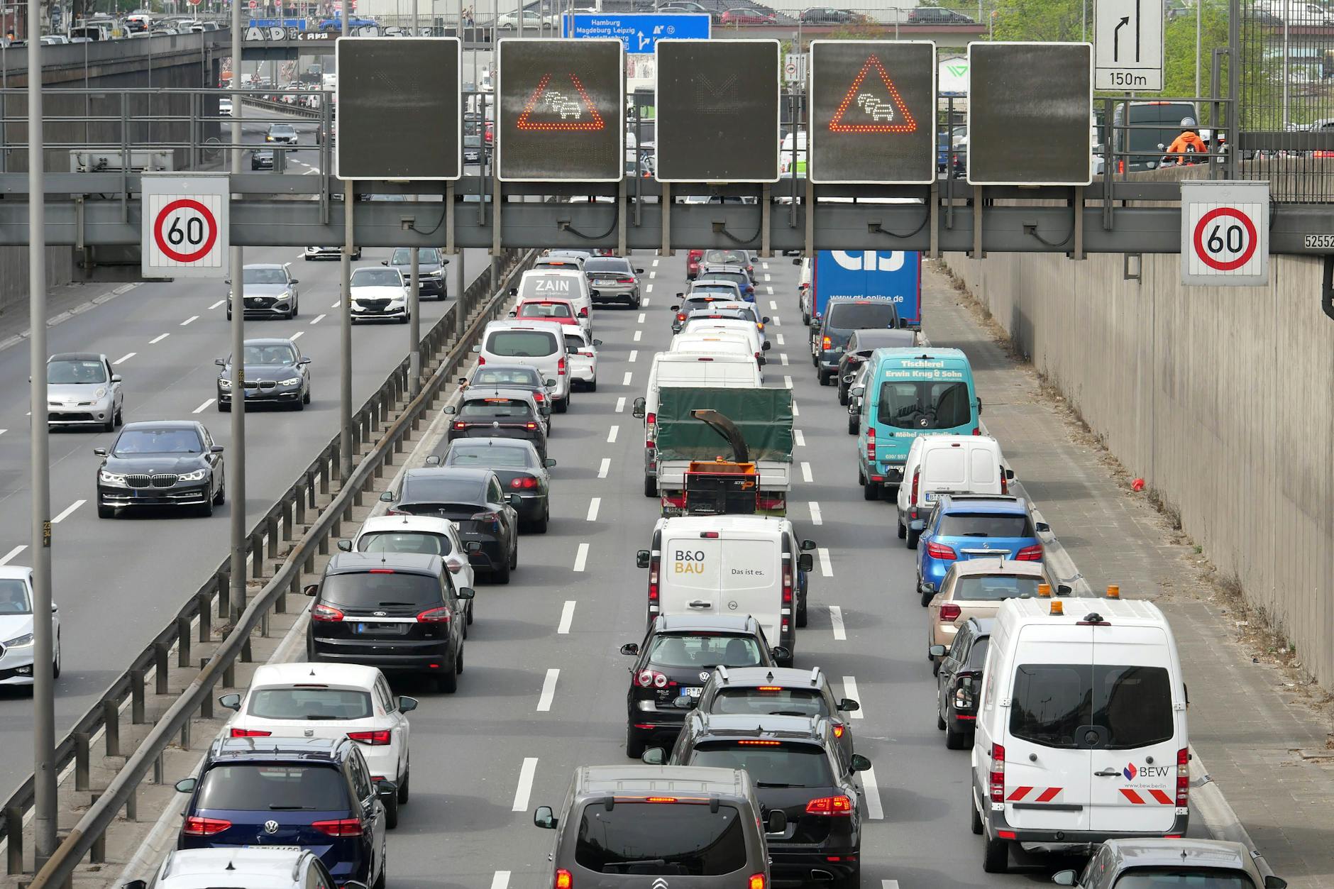 Wer am Himmelfahrtswochenende verreist, muss rund um Berlin mit Staus und dichtem Verkehr rechnen.