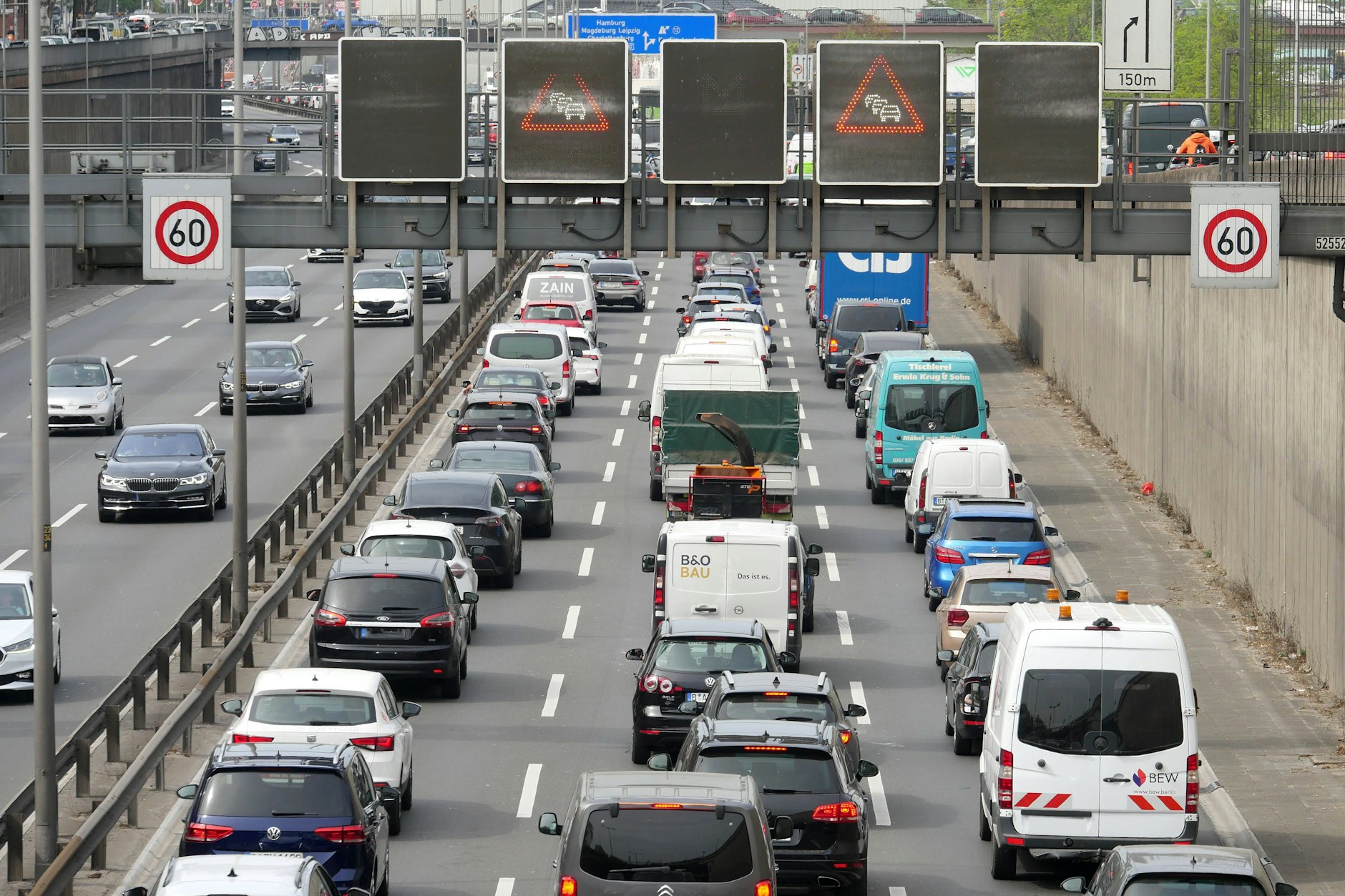 Wer am Himmelfahrtswochenende verreist, muss rund um Berlin mit Staus und dichtem Verkehr rechnen.