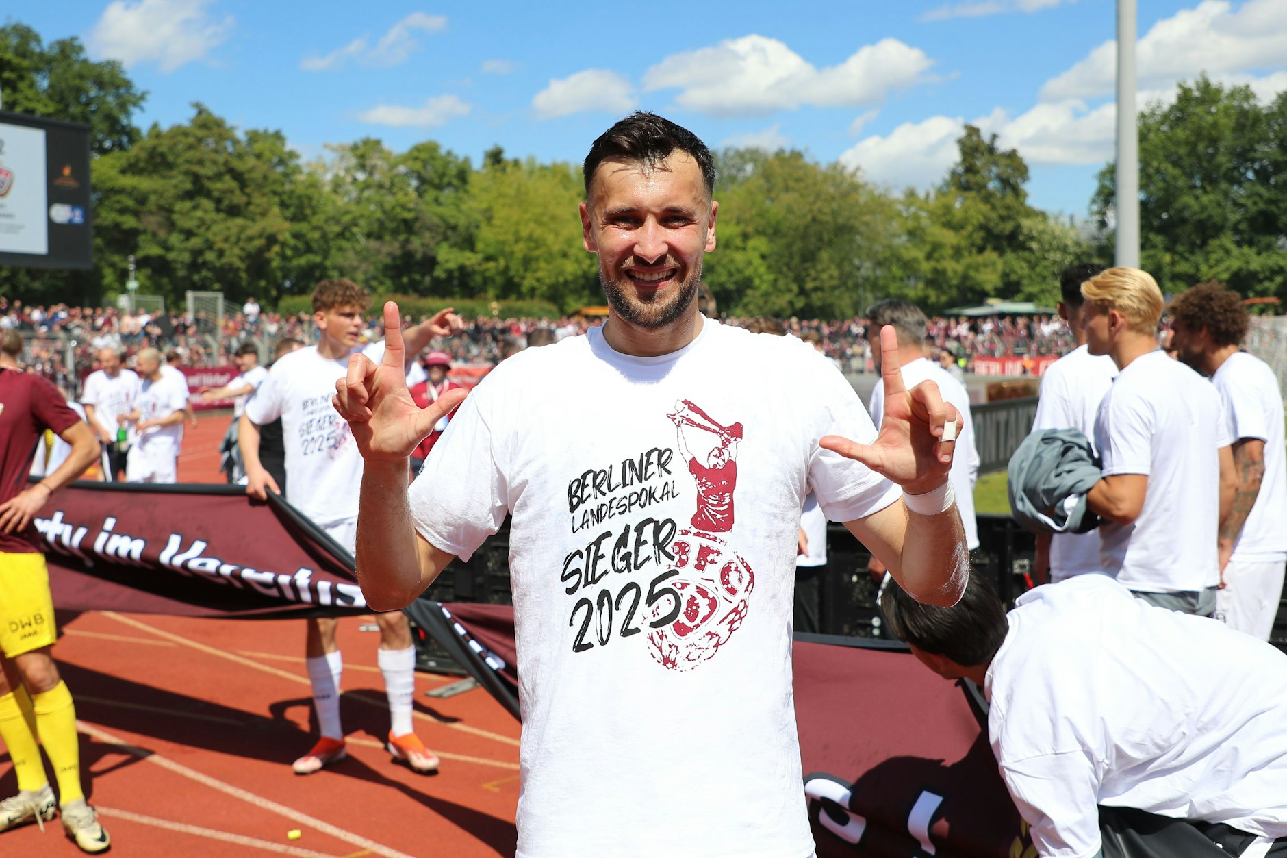 Rufat Dadashov (33) zeigt es an: Der frisch gebackene Pokalsieger verlängert seinen Vertrag beim BFC Dynamo um zwei Jahre.