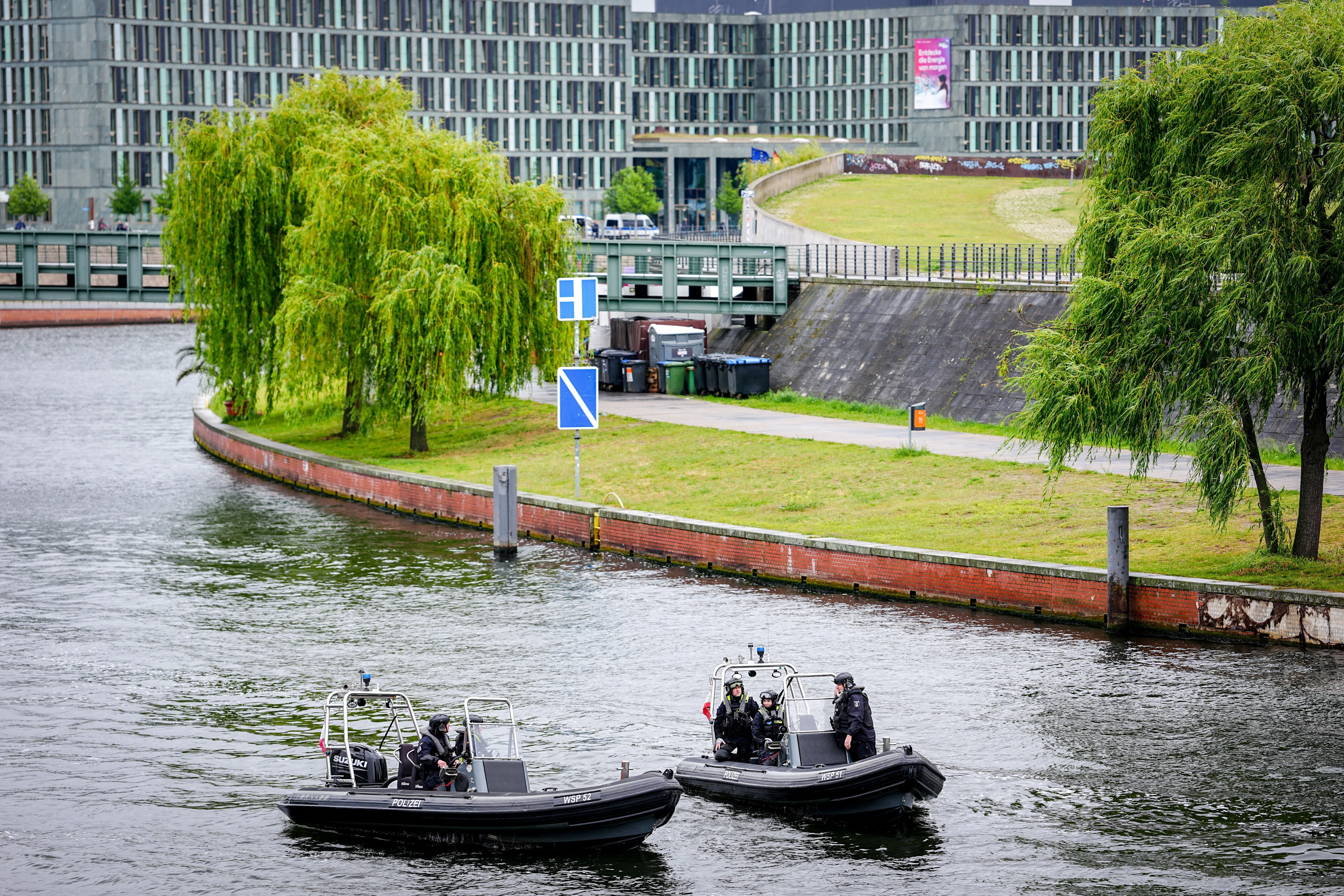 Polizeibeamte in Booten sichern auf der Spree im Regierungsviertel den Besuch des ukrainischen Präsidenten.