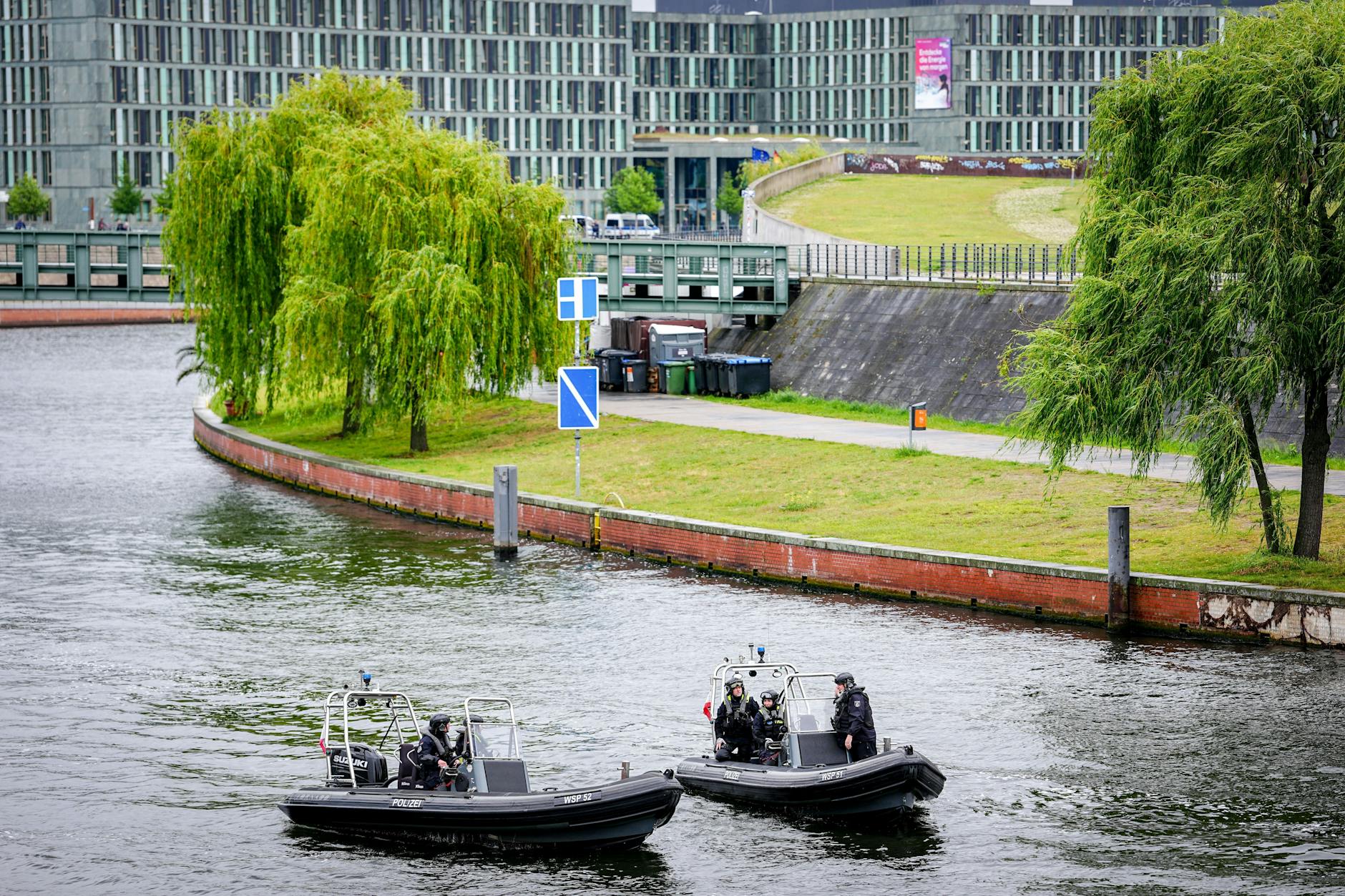 Polizeibeamte in Booten sichern auf der Spree im Regierungsviertel den Besuch des ukrainischen Präsidenten.