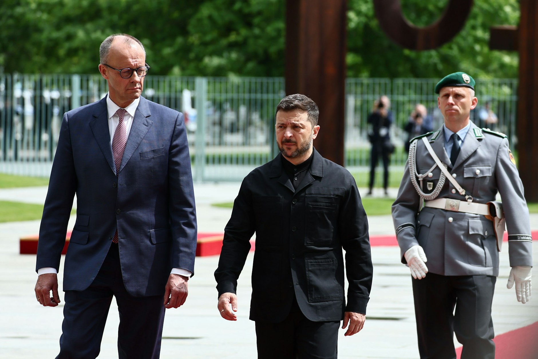 Berlin: Wolodymyr Selenskyj (r), Präsident der Ukraine, wird von Bundeskanzler Friedrich Merz (CDU) vor dem Bundeskanzleramt mit militärischen Ehren begrüßt.