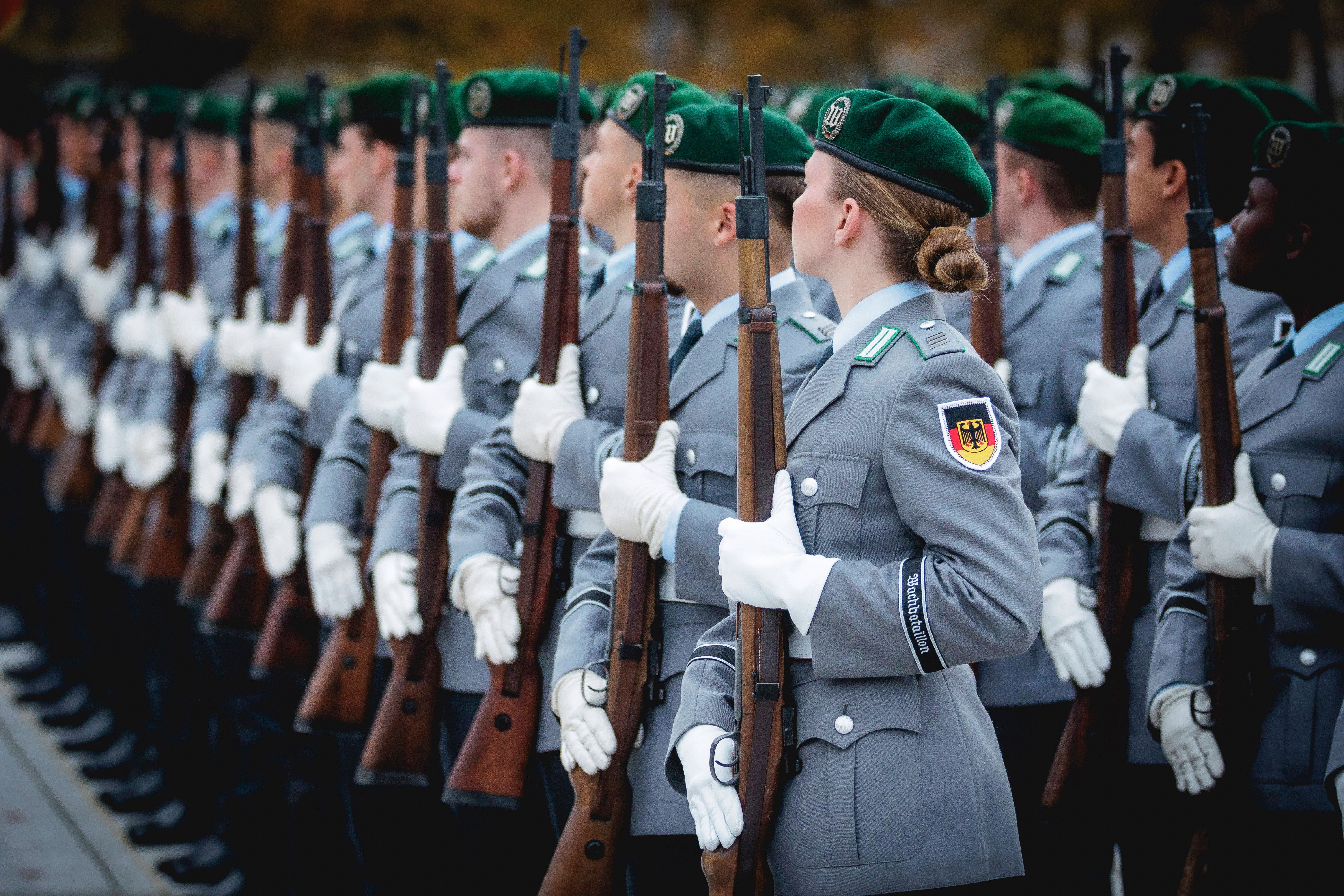Bundeswehr, Handys, Rente, Stromkosten: Das ändert sich im Juni!