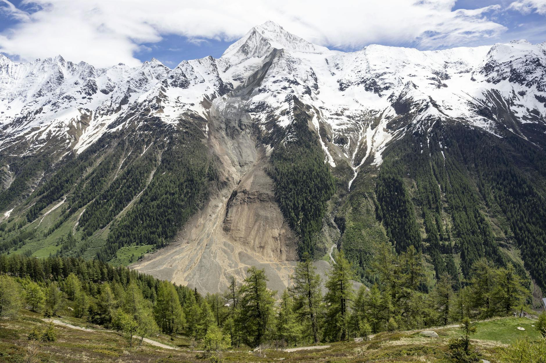 Blick auf den Birchgletscher, einen Tag nachdem eine massive Lawine ins Tal abgegangen ist.