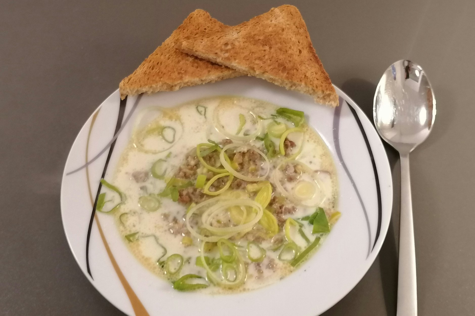 Harzer Käsesuppe mit Hackfleisch, Lauch, Schmelzkäse und Crème fraîche.