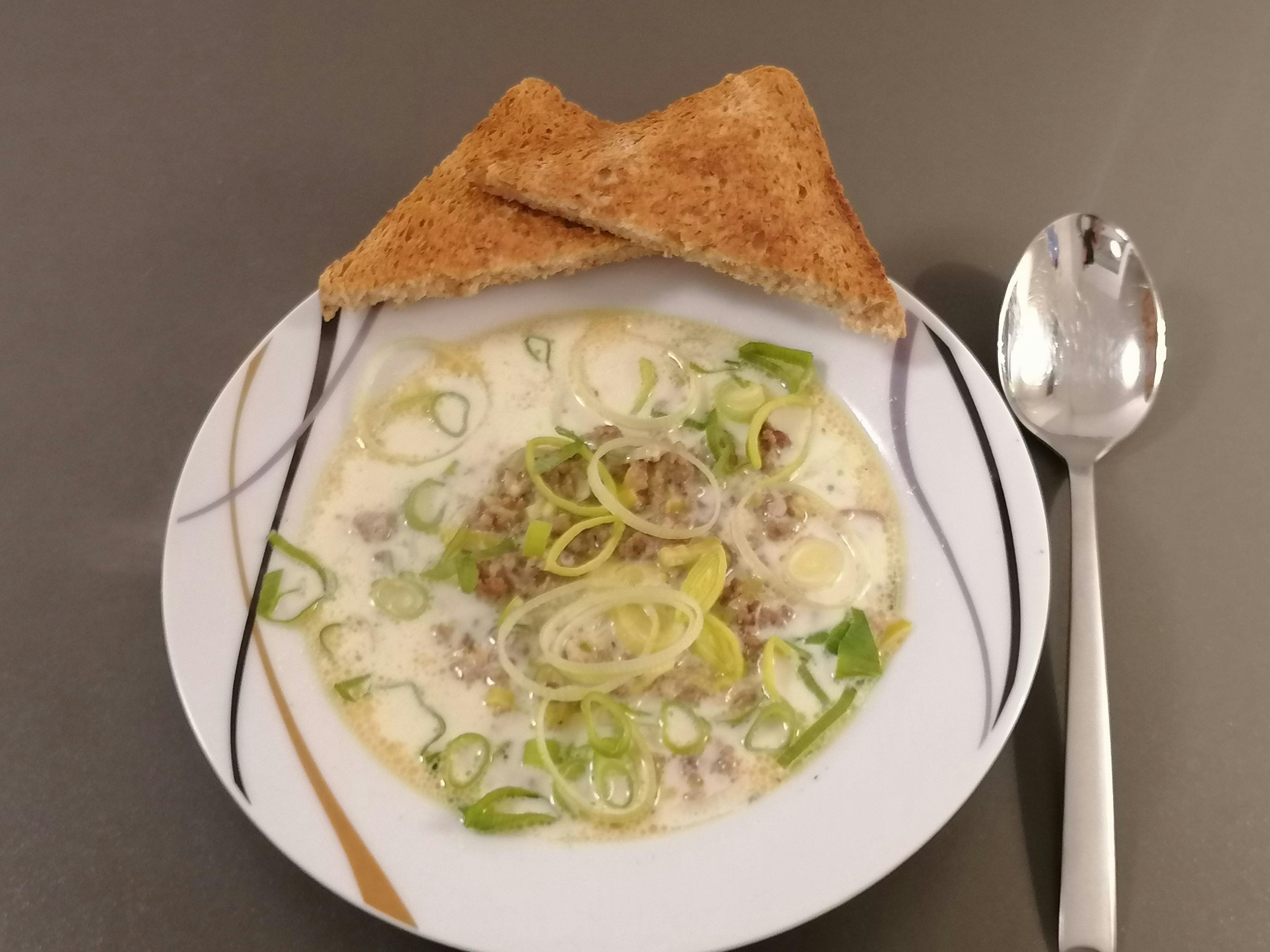 Harzer Käsesuppe – Klassiker aus dem DDR-Kochbuch mit Hack und Lauch Harzer Käsesuppe – Klassiker aus dem DDR-Kochbuch mit Hack und Lauch