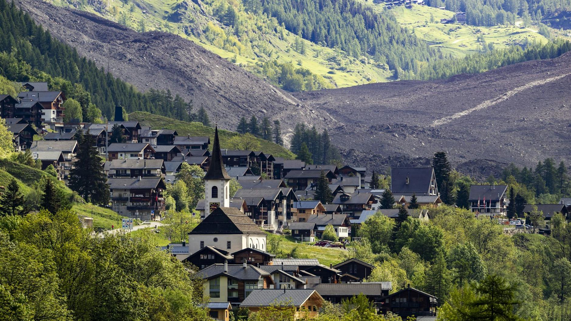 Ganze Dörfer sind von den Geröll- und Wassermassen bedroht.