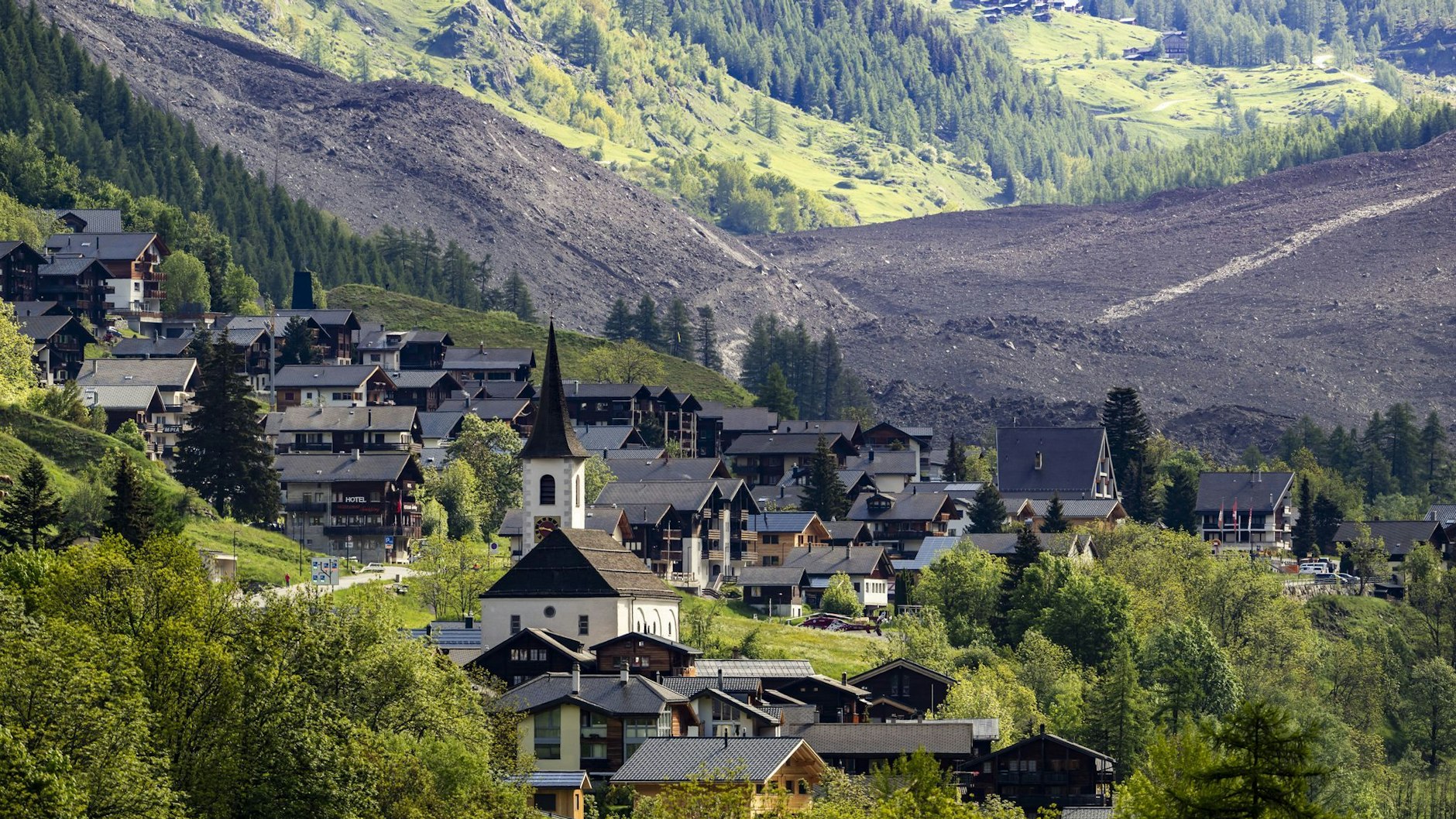 Ganze Dörfer sind von den Geröll- und Wassermassen bedroht.