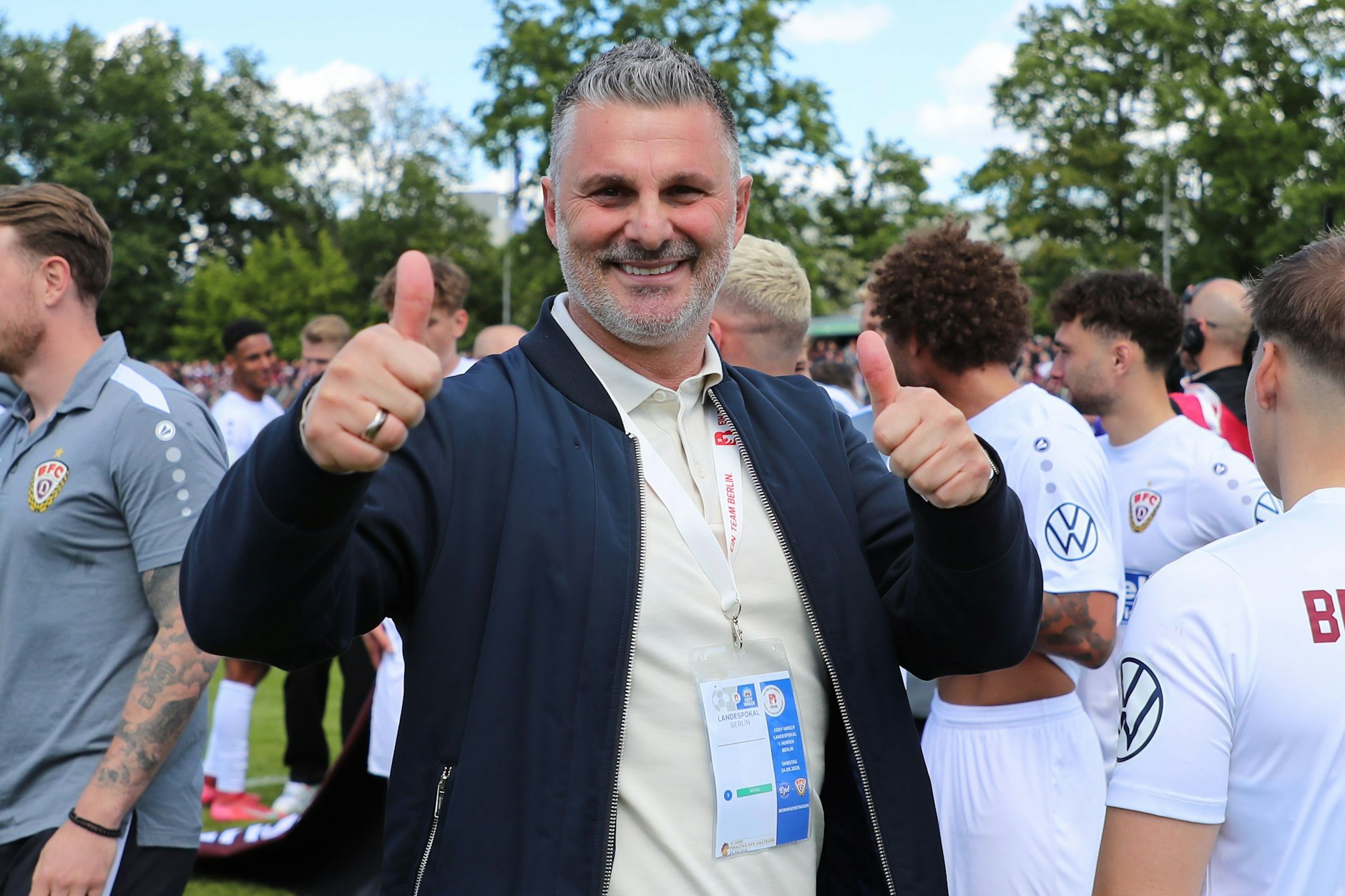Daumen hoch nach dem 2:0 seines BFC Dynamo gegen Eintracht Mahlsdorf im Finale im Mommsenstadion: Sportchef Angelo Vier geht als Berliner Pokalsieger.