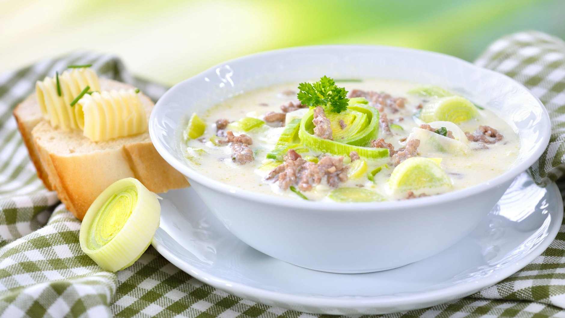 Ein frisches Baguette passt perfekt zur Harzer Käsesuppe.