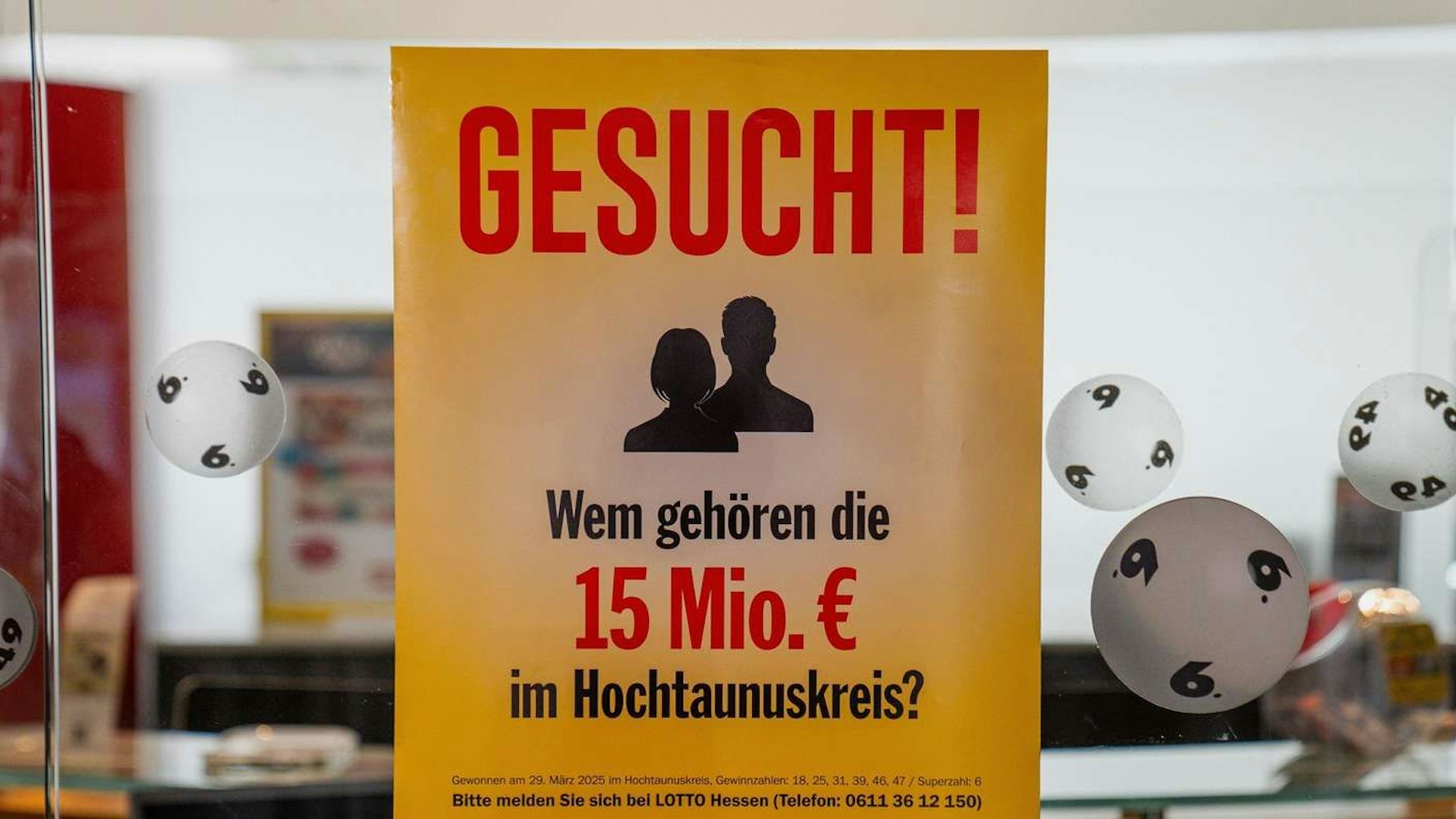 Mit Plakaten sucht die Lottogesellschaft den Multi-Millionär.