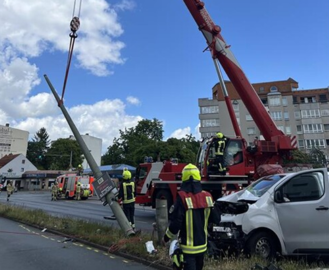 Teenager fahren in Reinickendorf mit Transporter gegen Mast: Schwer verletzt