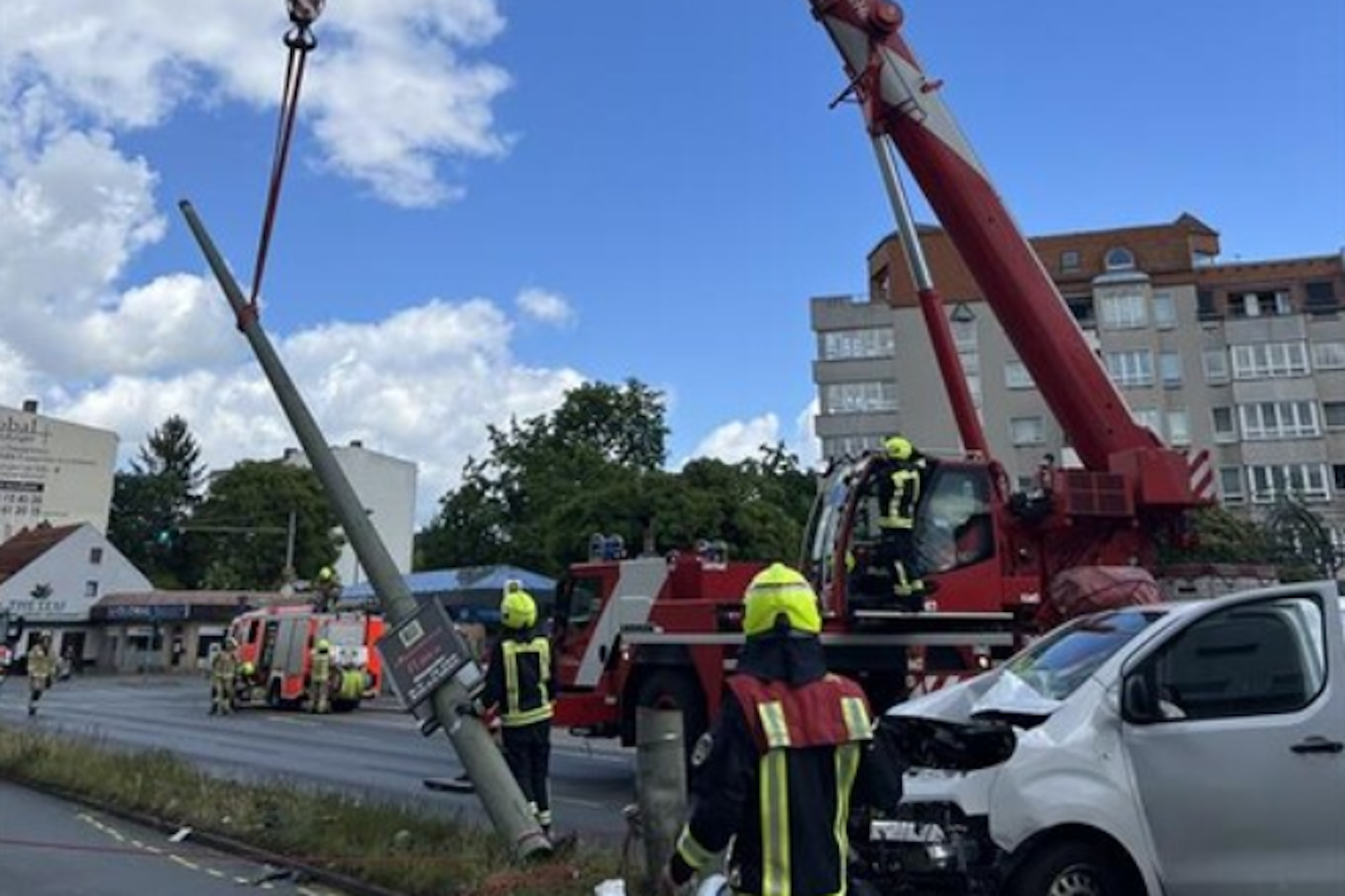 Die Feuerwehr bei den Bergungsarbeiten nach dem schweren Unfall in Reinickendorf.